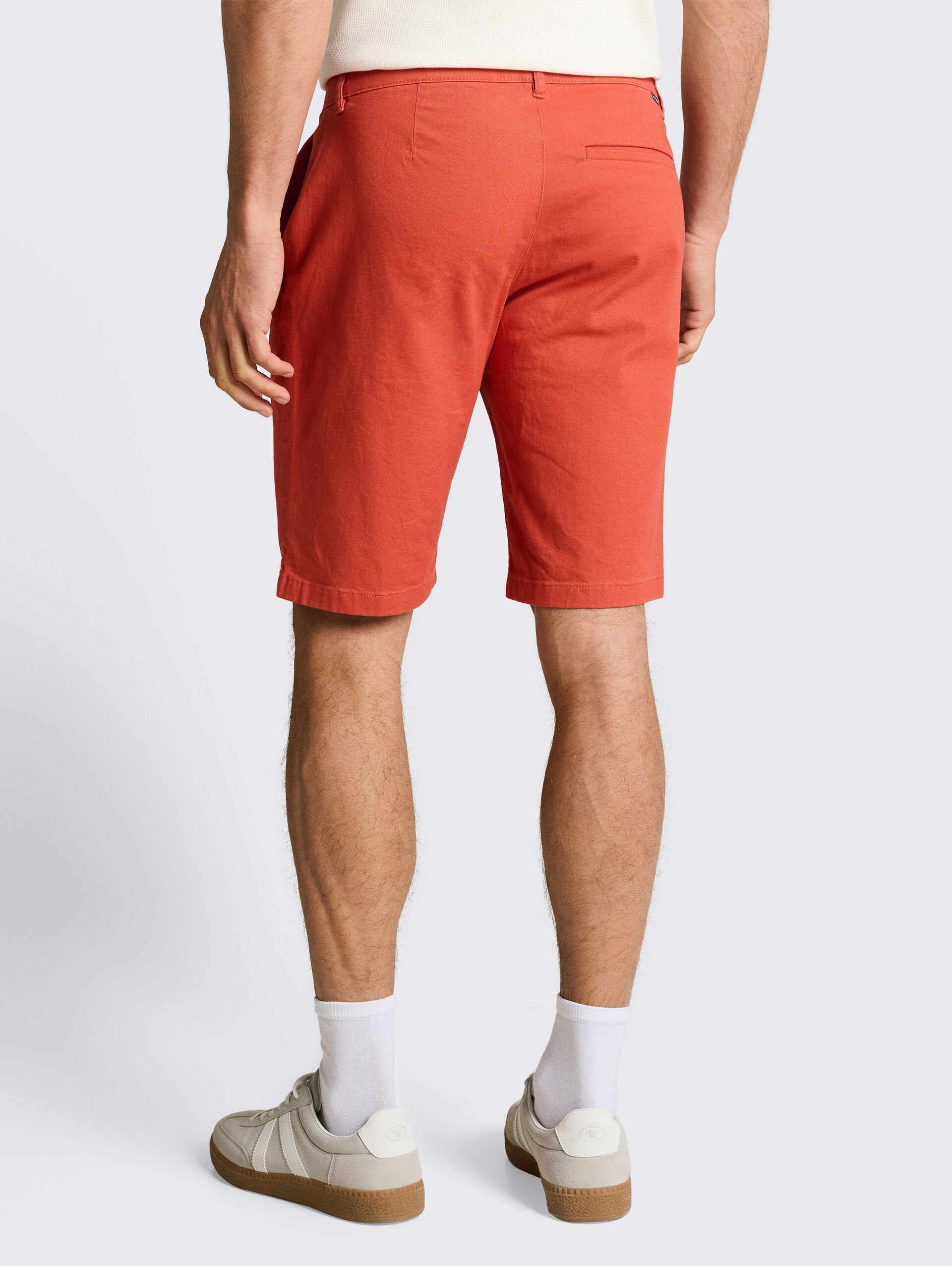 TTSLIM chino-short - Chili Orange - Neklijn model-achteraanzicht