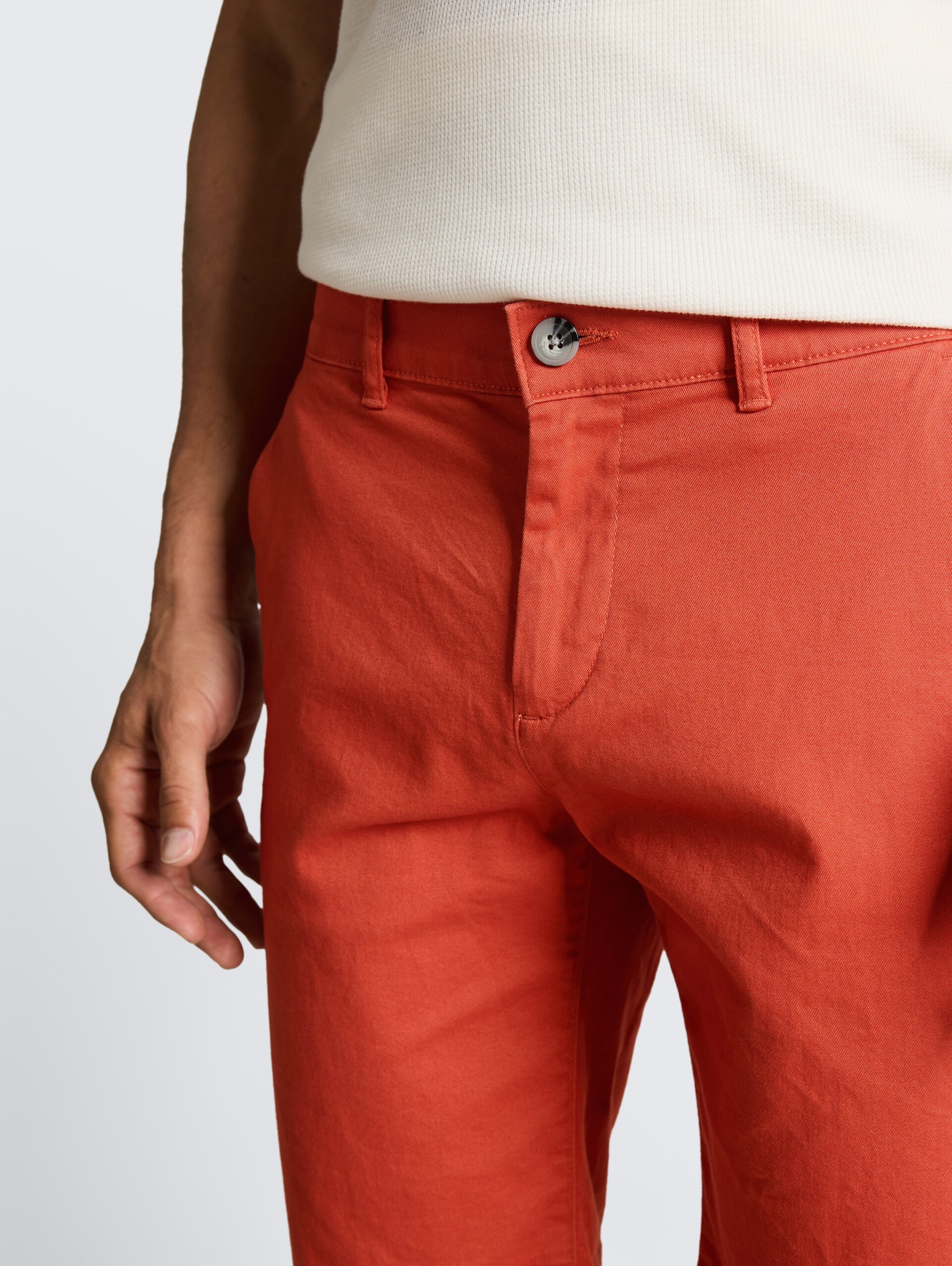 TTSLIM chino-short - Chili Orange - Detailaanzicht model
