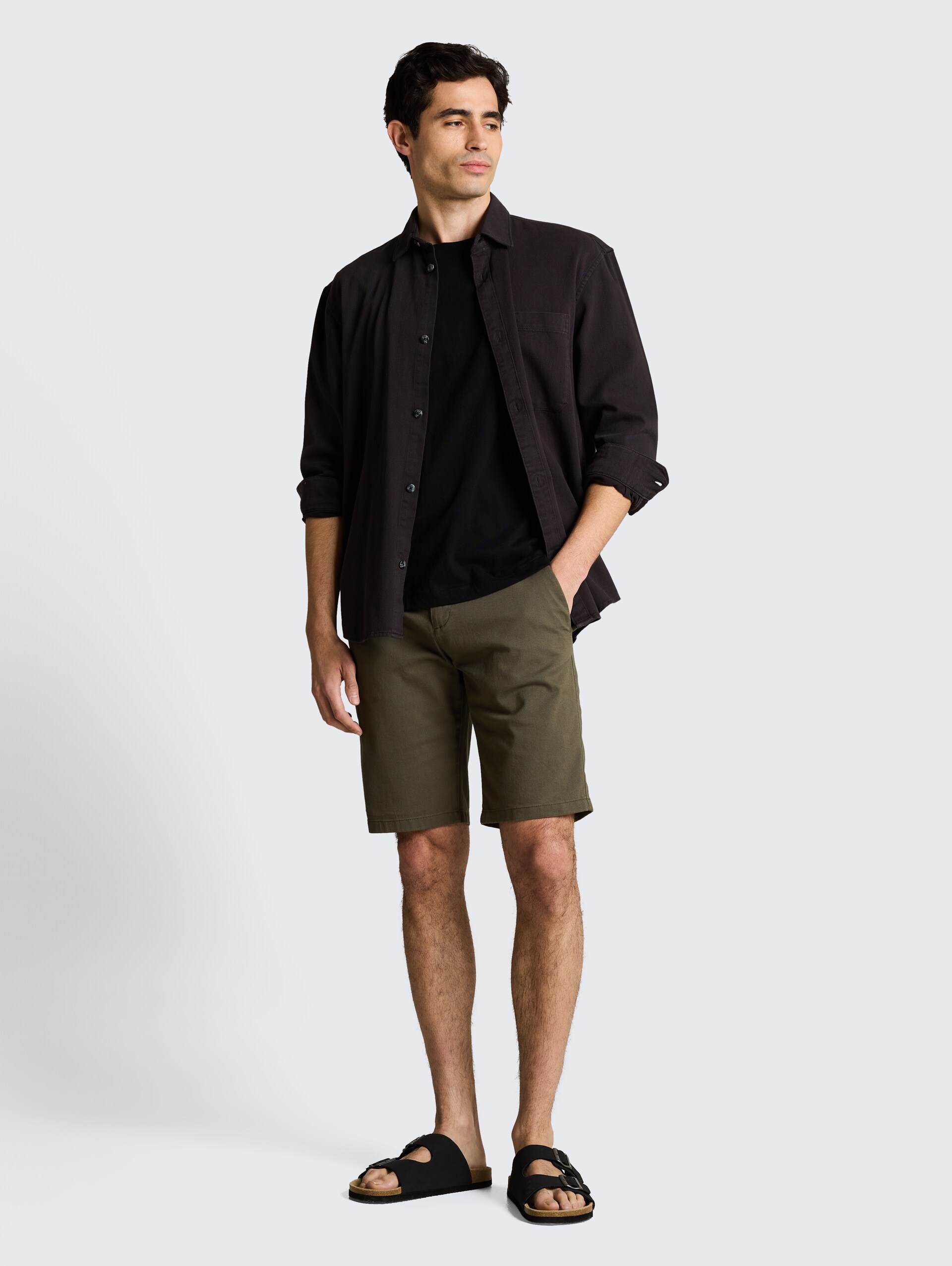 TTSLIM chino-short - deep leaf green - Model vooraanzicht