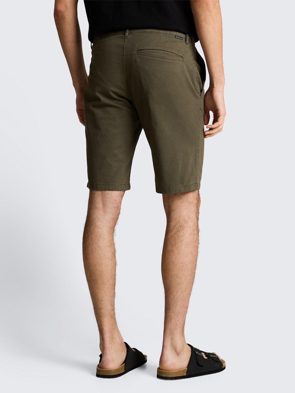 TTSLIM Chino Shorts - deep leaf green - Auschnitt Model-Rückansicht