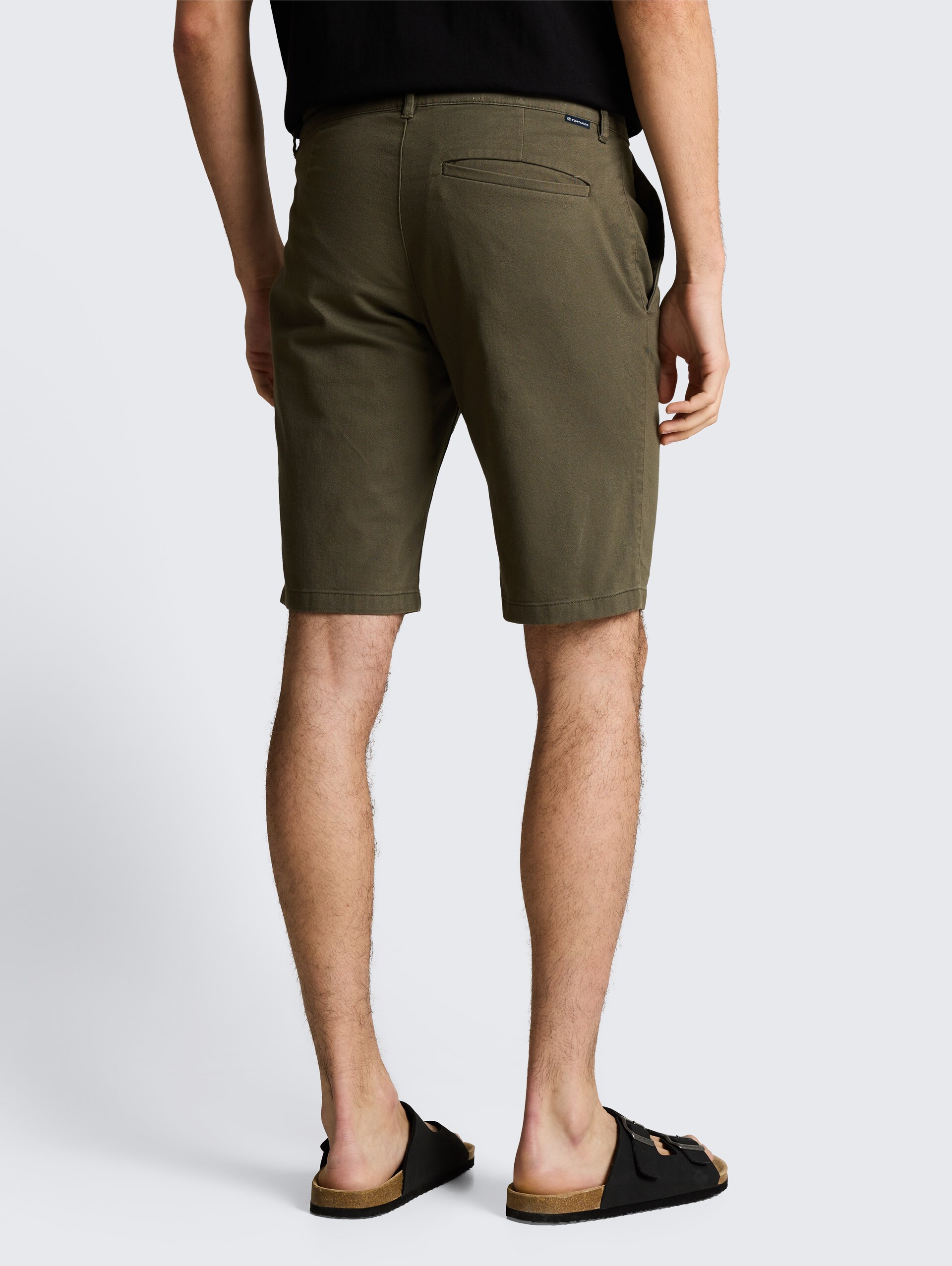 TTSLIM chino-short - deep leaf green - Neklijn model-achteraanzicht
