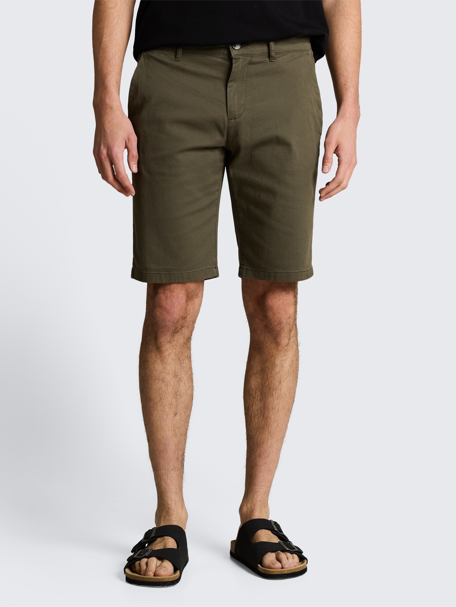 TTSLIM chino-short - deep leaf green - Nek model vooraanzicht