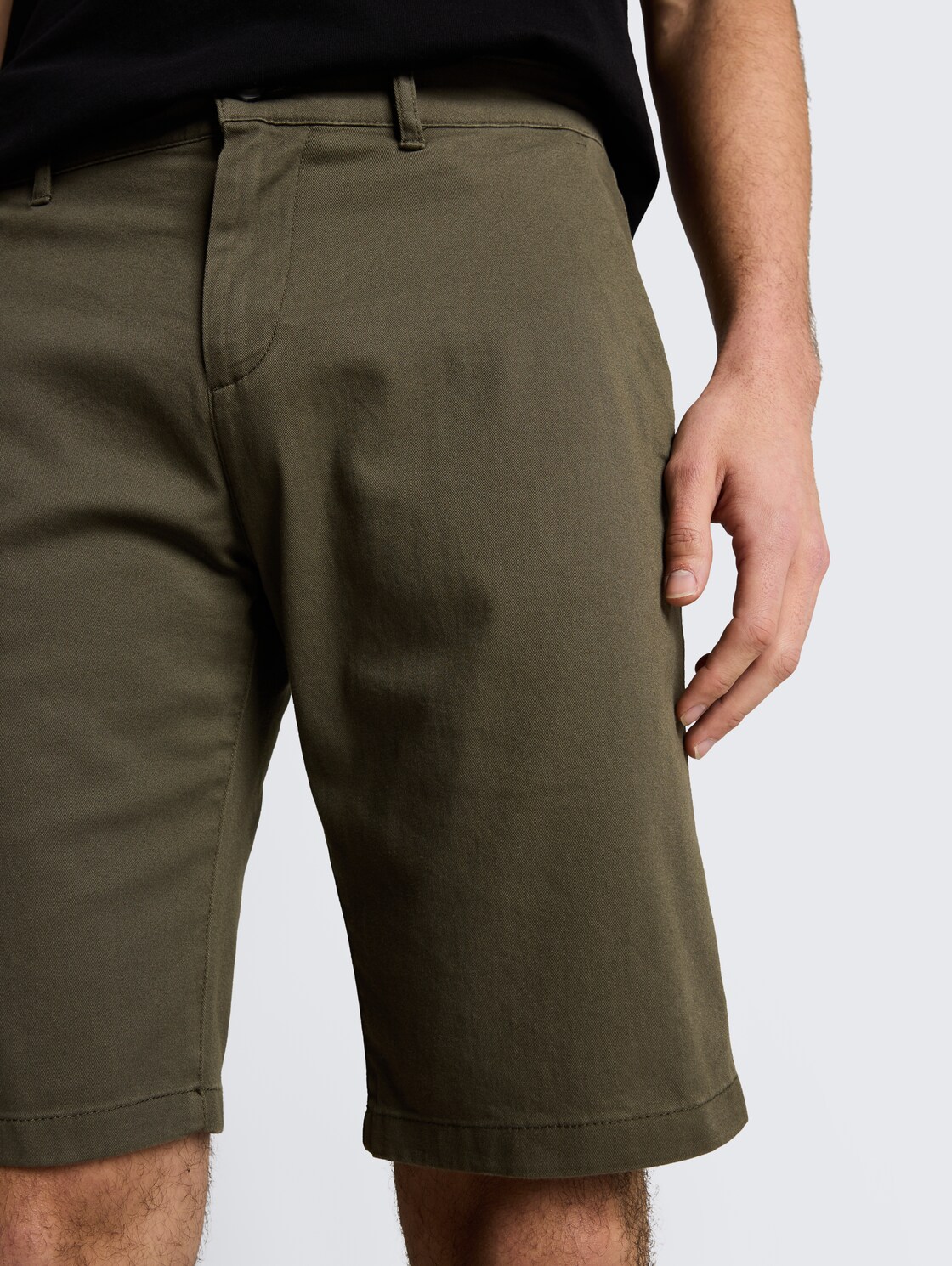 TTSLIM Chino Shorts - deep leaf green - Detail-Model-Ansicht