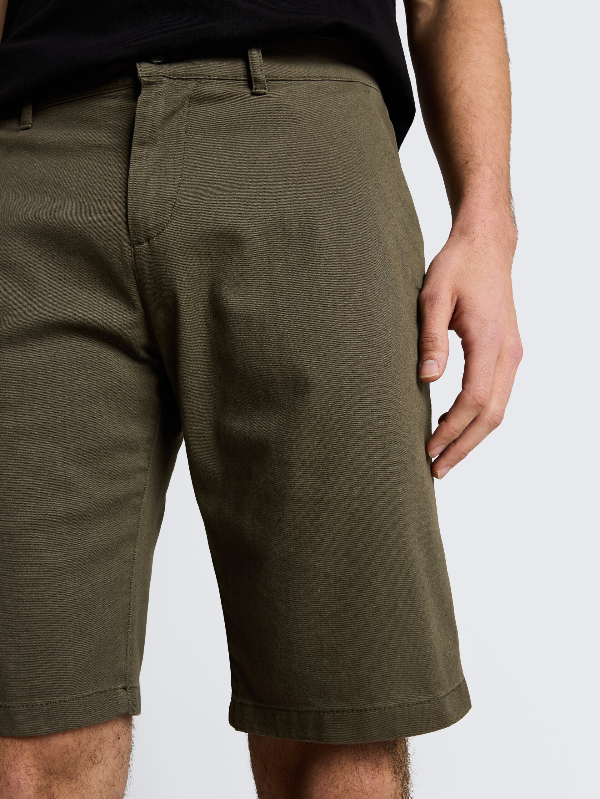 TTSLIM chino-short - deep leaf green - Detailaanzicht model
