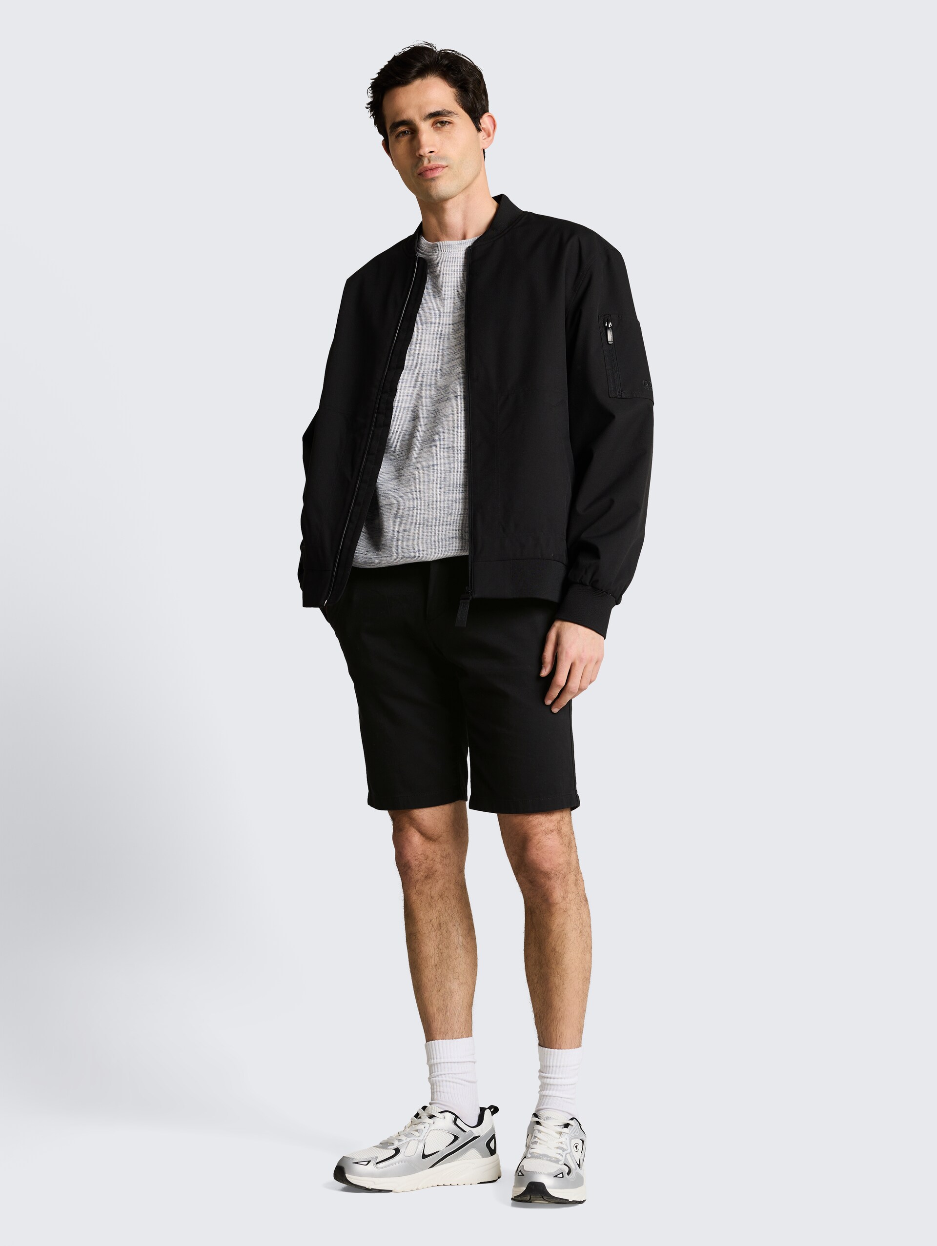 TTSLIM Chino Shorts - Black - Model-Vorderansicht