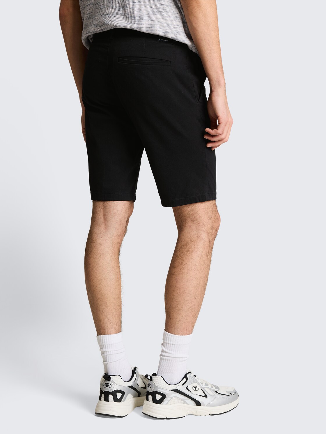 TTSLIM Chino Shorts - Black - Auschnitt Model-Rückansicht
