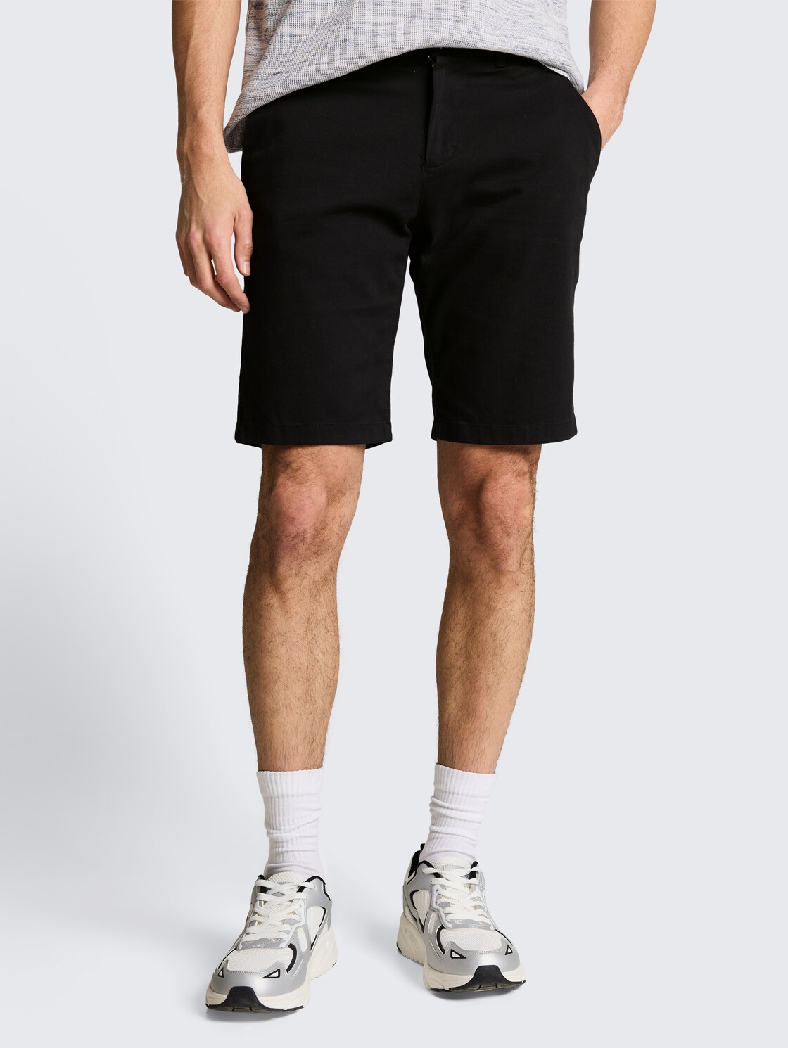 TTSLIM Chino Shorts - Black - Ausschnitt Model-Vorderansicht