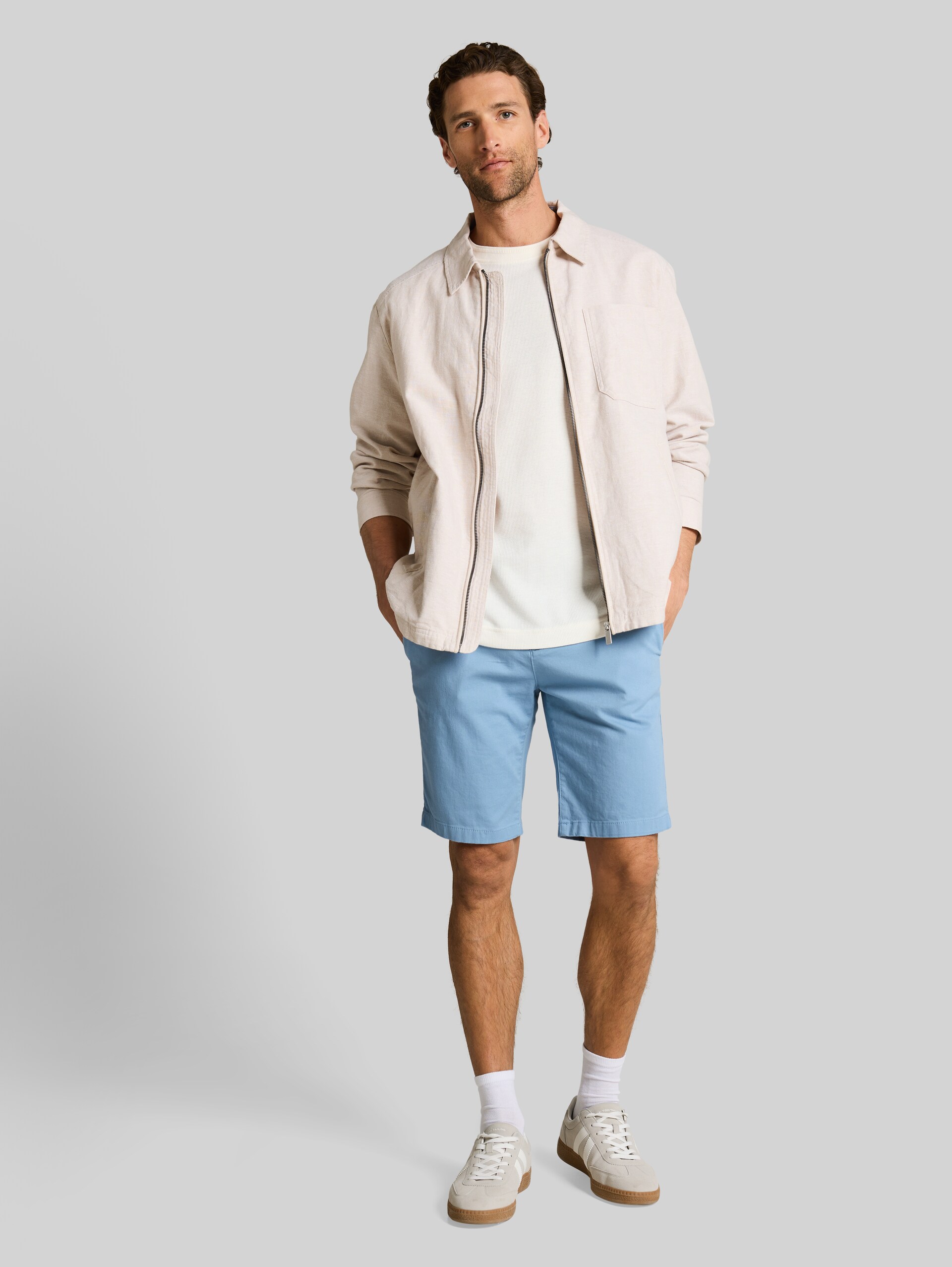 TTSLIM Chino Shorts - mountain spring blue - Model-Vorderansicht