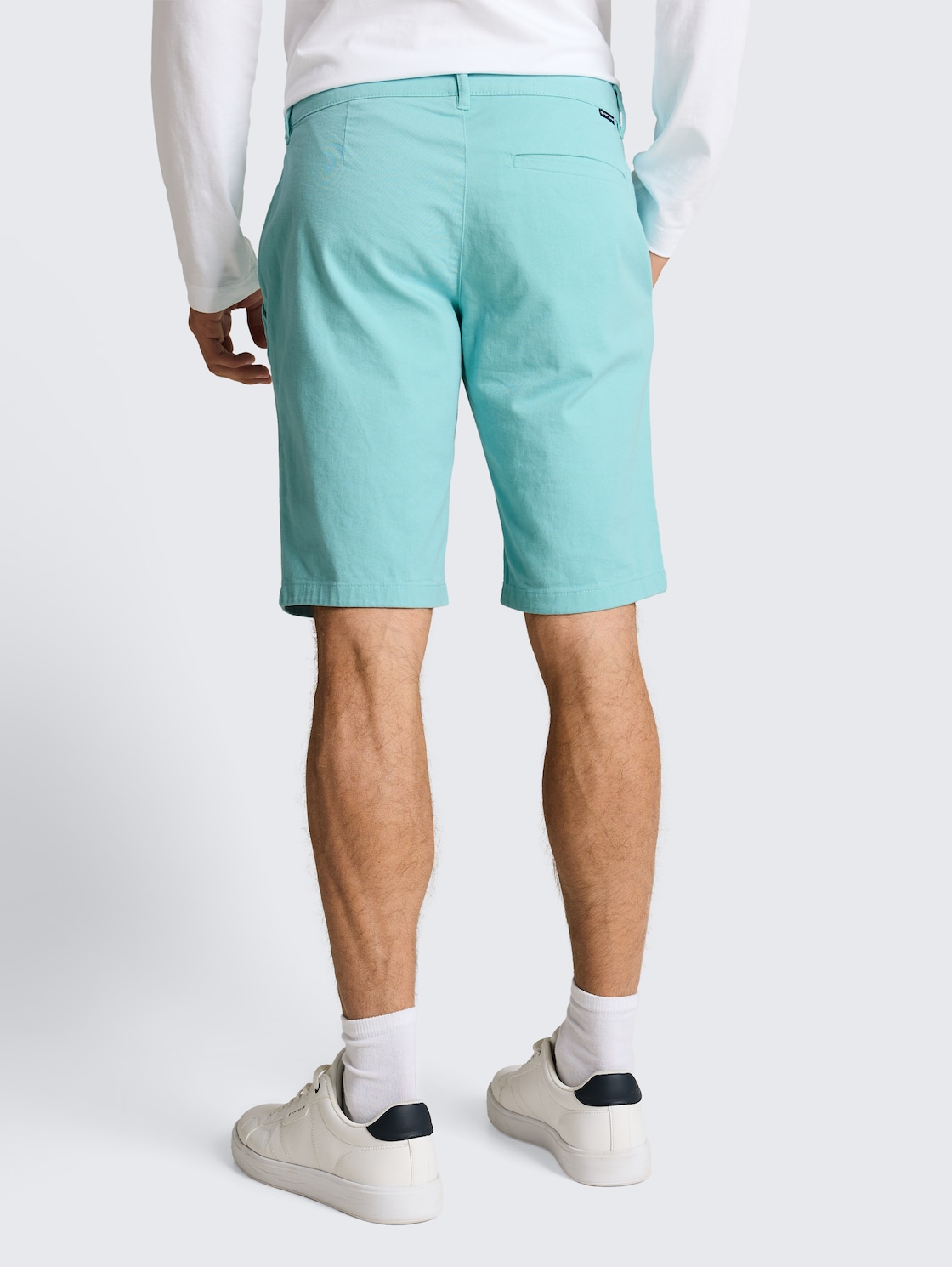TTSLIM Chino Shorts - river teal - Auschnitt Model-Rückansicht
