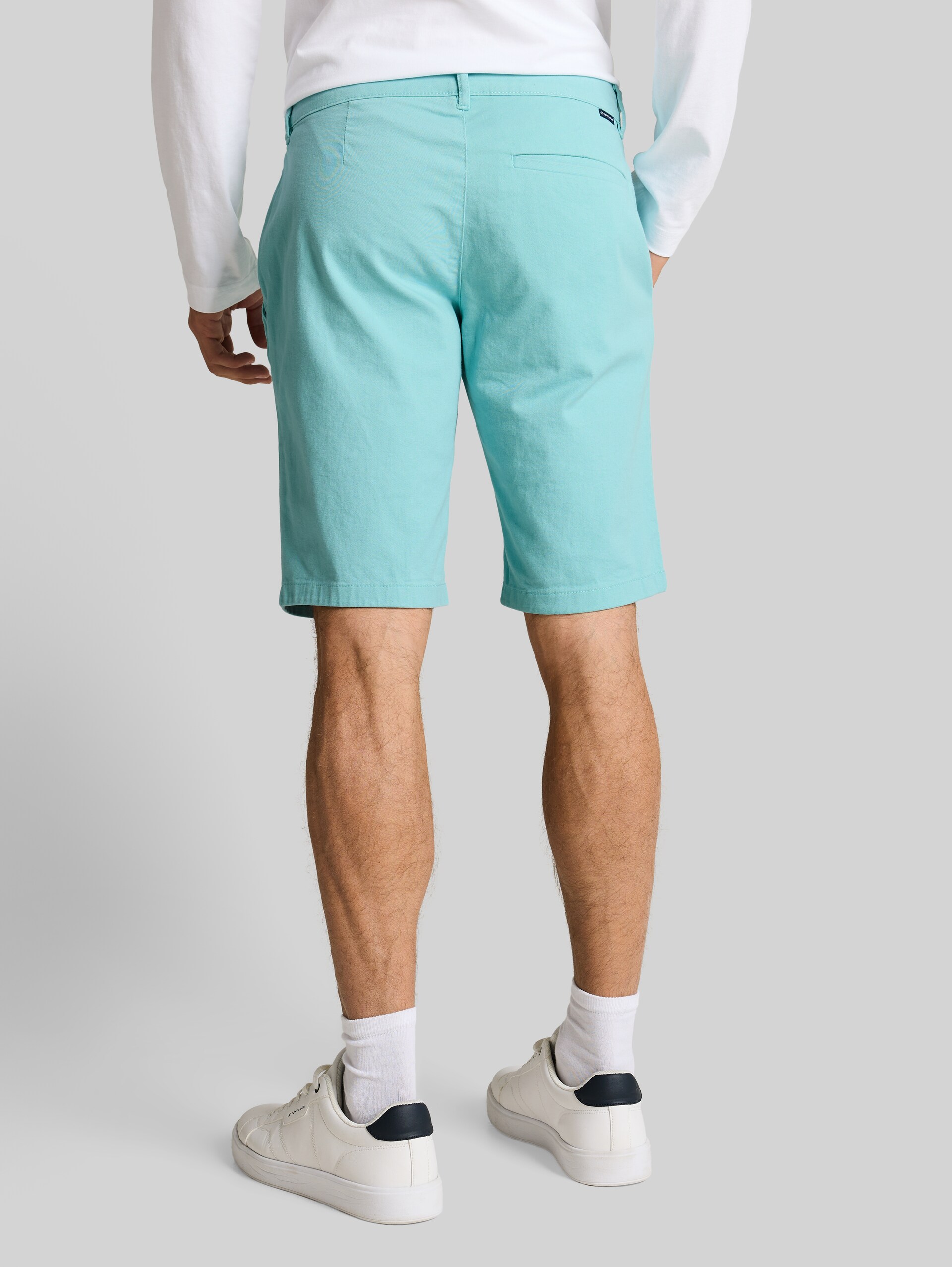 TTSLIM Chino Shorts - river teal - Neckline model-back view