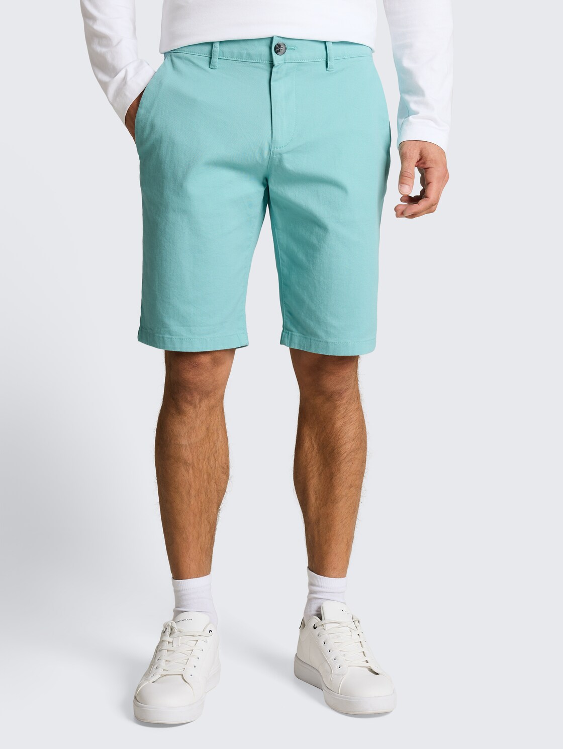 TTSLIM Chino Shorts - river teal - Ausschnitt Model-Vorderansicht