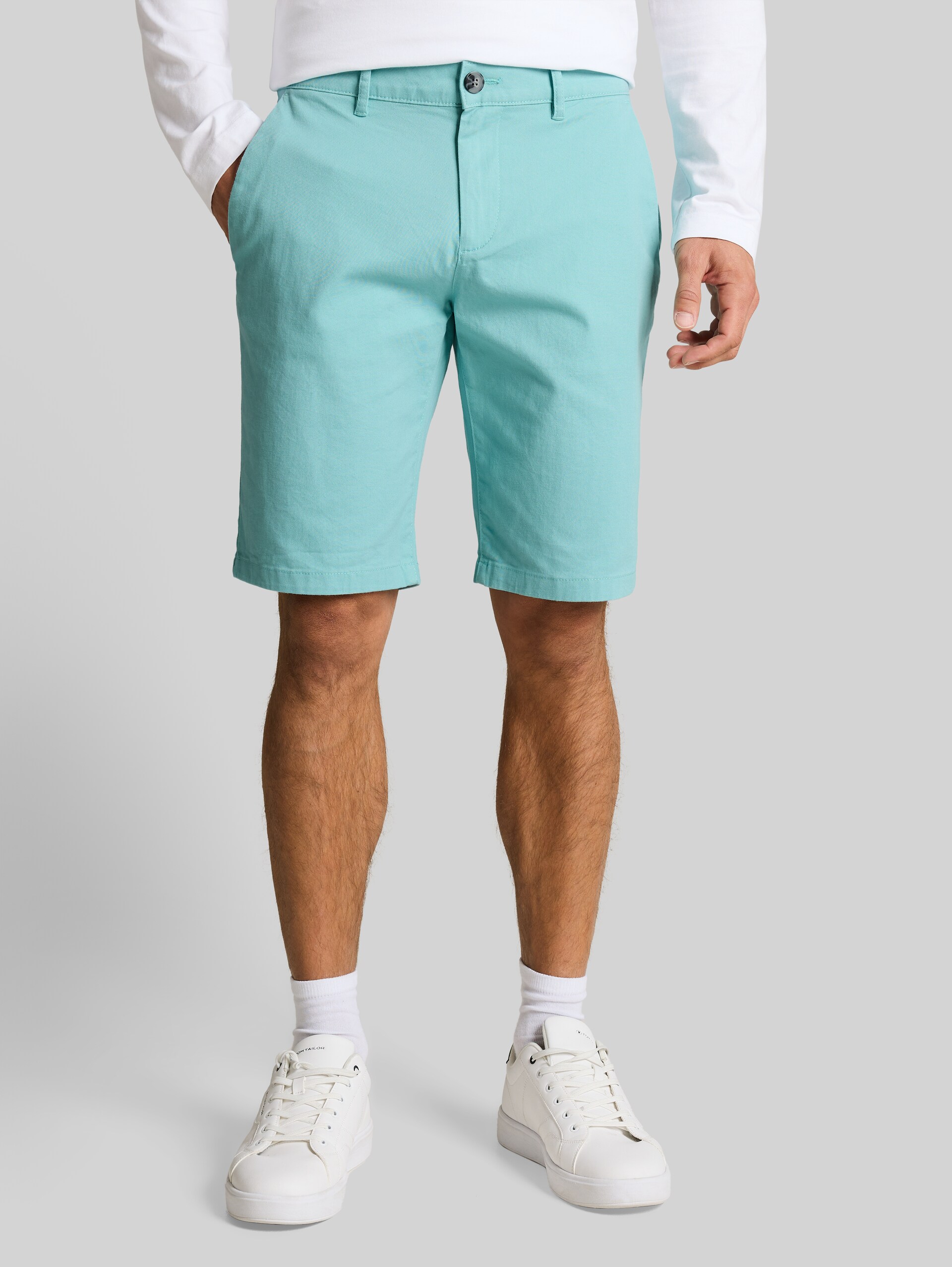TTSLIM Chino Shorts - river teal - Neckline model front view