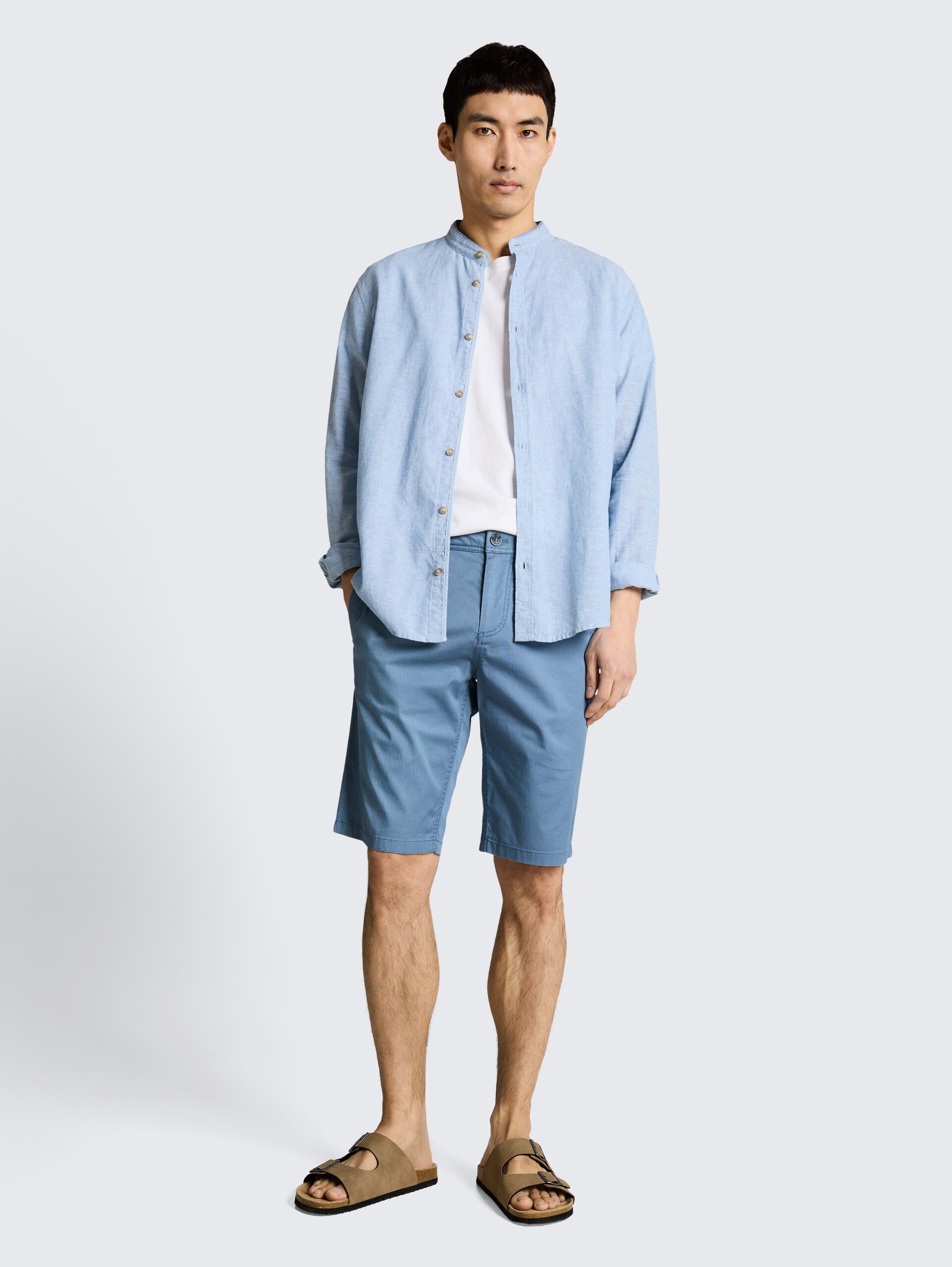 TTSLIM Chino Shorts - blue mini geometric print - Model-Vorderansicht