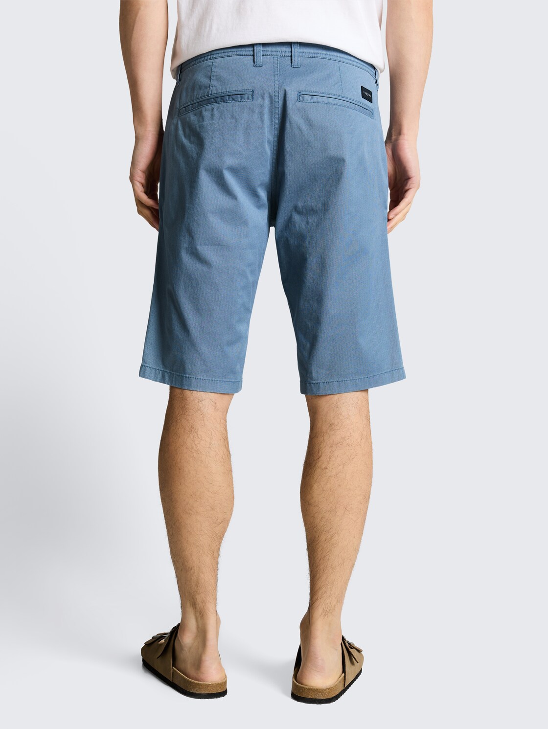 TTSLIM Chino Shorts - blue mini geometric print - Auschnitt Model-Rückansicht