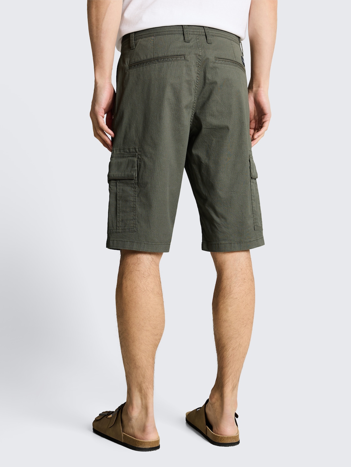 TTSLIM Cargo Shorts - khaki mini geometric print - Auschnitt Model-Rückansicht