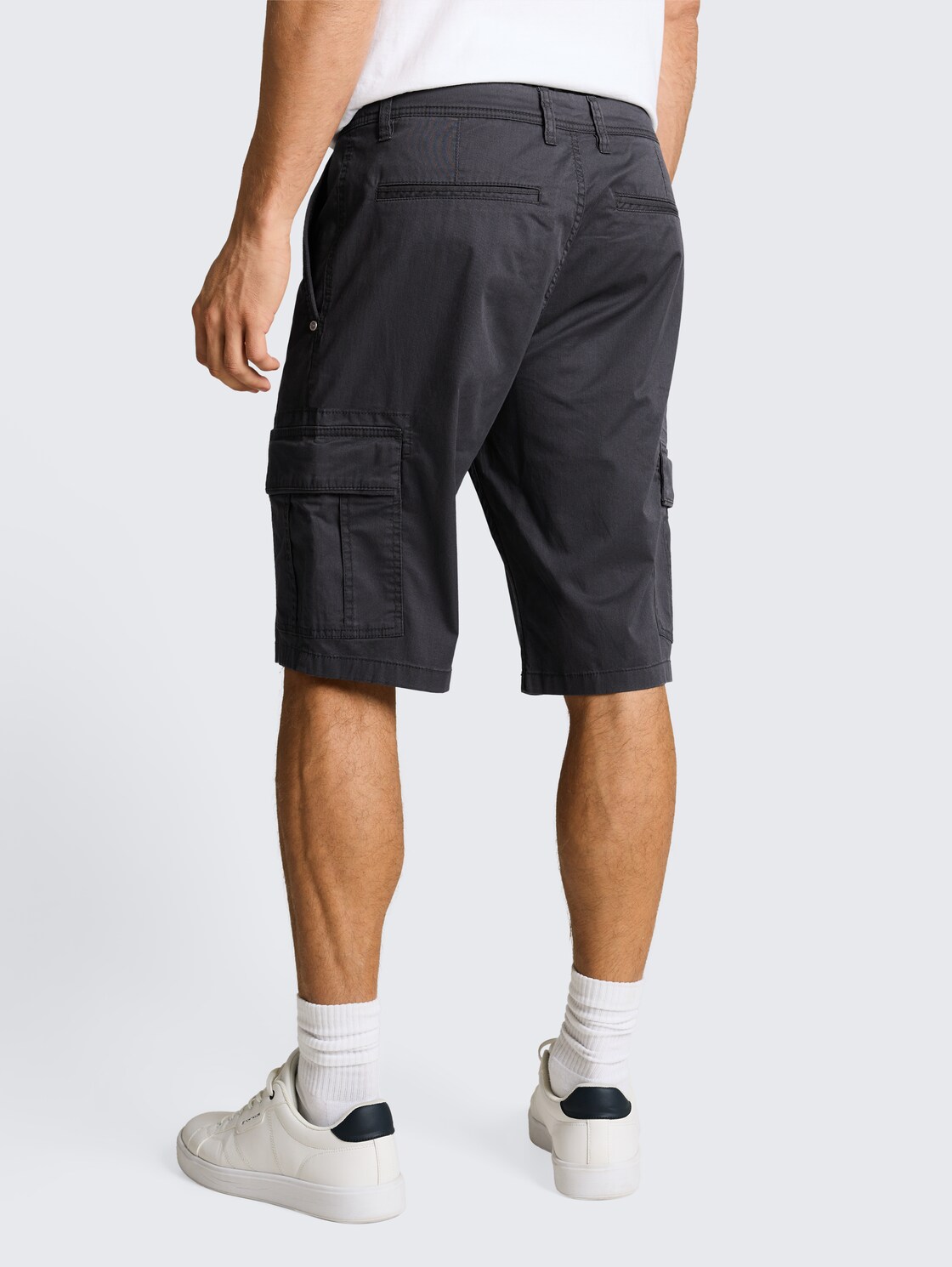 TTSLIM Cargo Shorts - grey mini geometric print - Auschnitt Model-Rückansicht