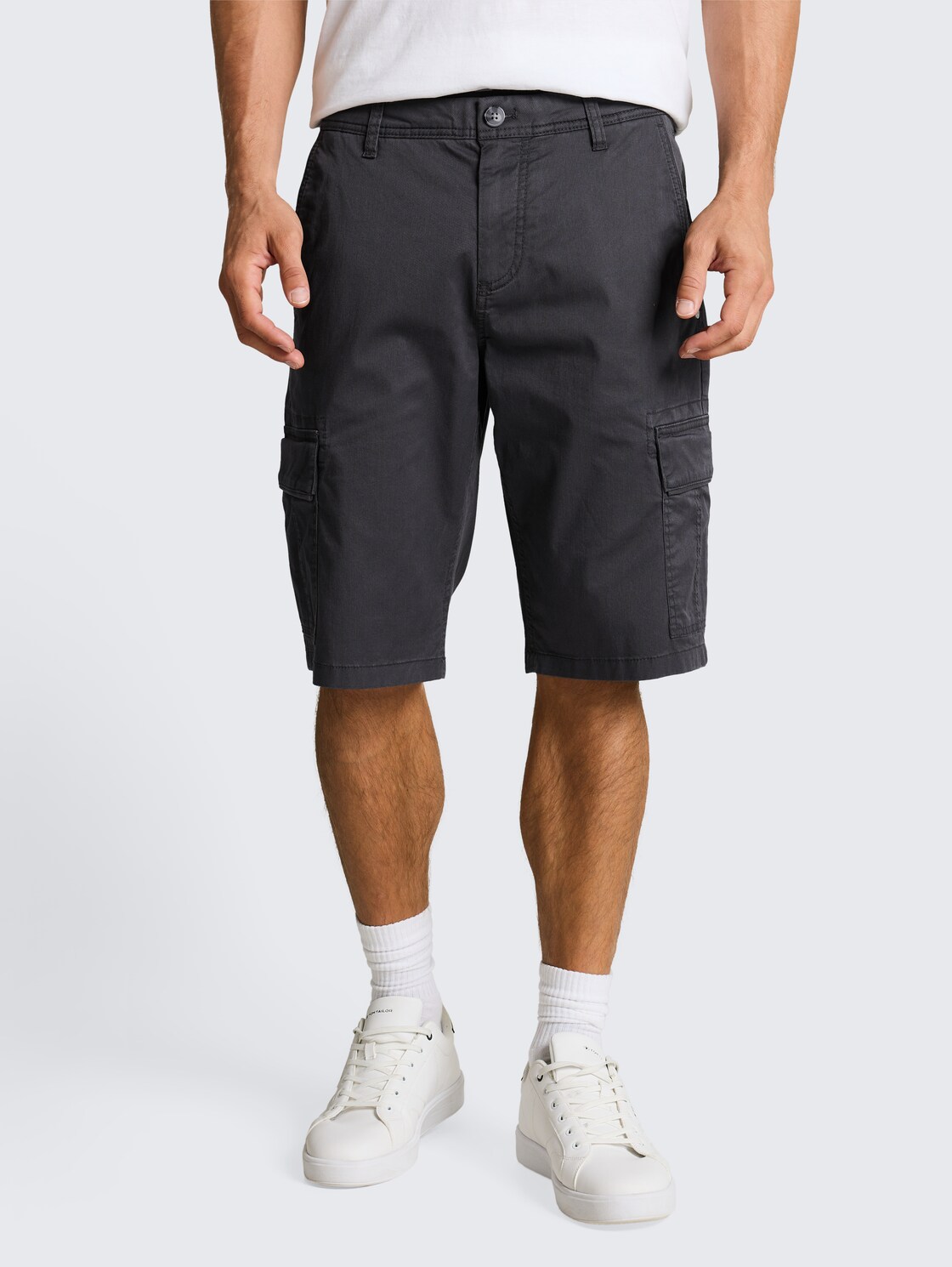 TTSLIM Cargo Shorts - grey mini geometric print - Ausschnitt Model-Vorderansicht