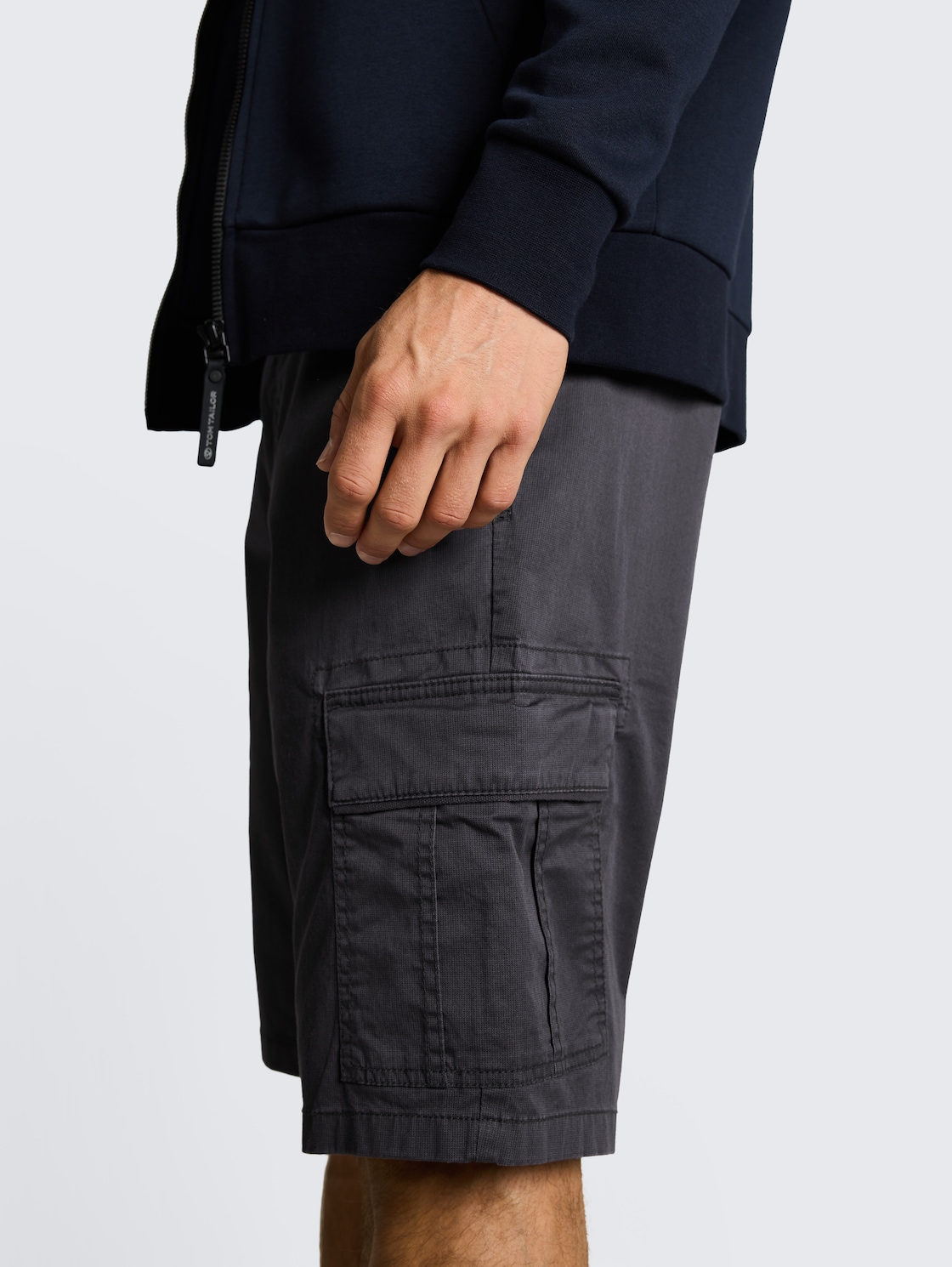 TTSLIM Cargo Shorts - grey mini geometric print - Detail-Model-Ansicht