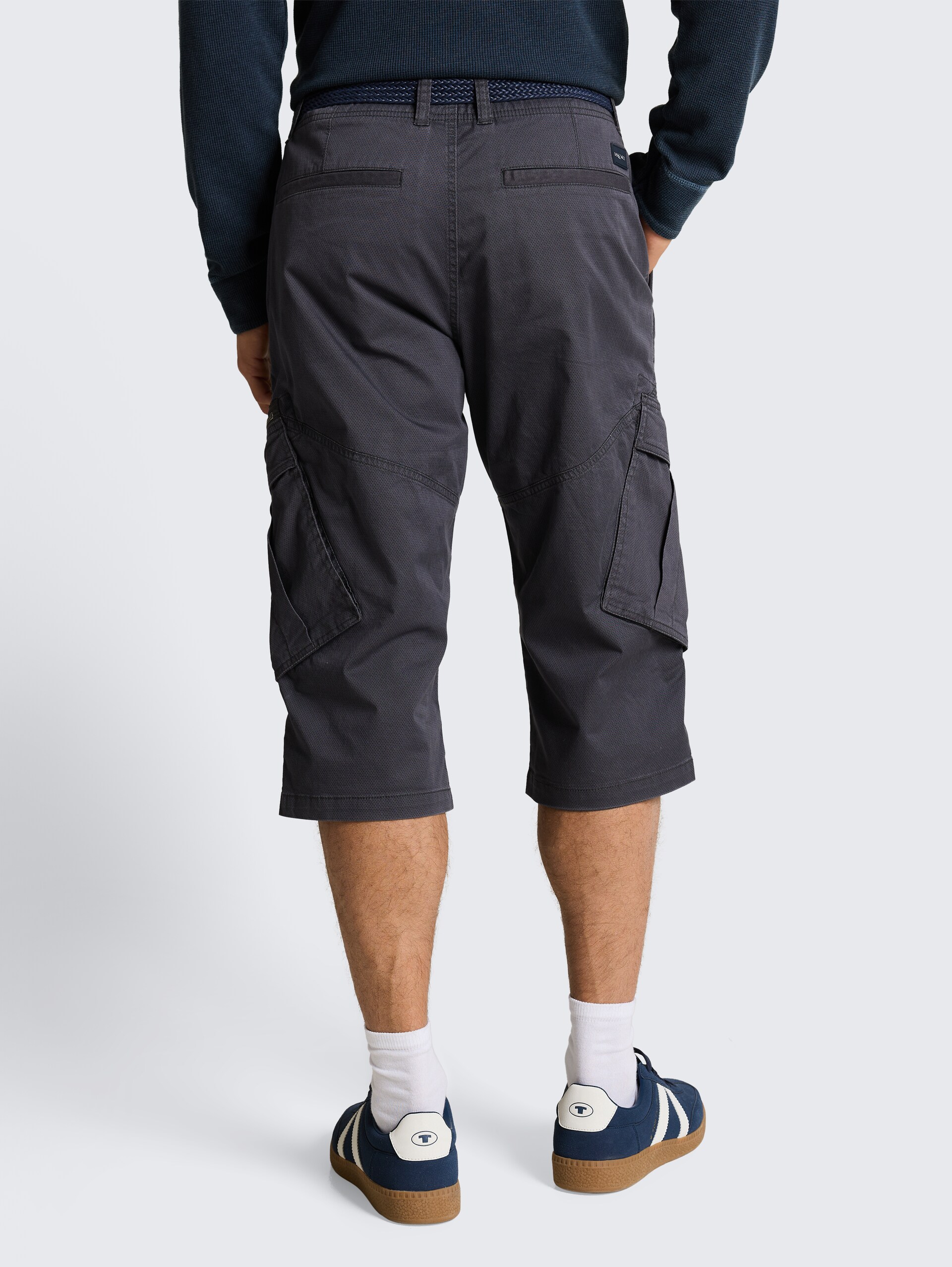 TTMAX REGULAR Overknee Shorts mit Gürtel - grey mini weave print - Auschnitt Model-Rückansicht
