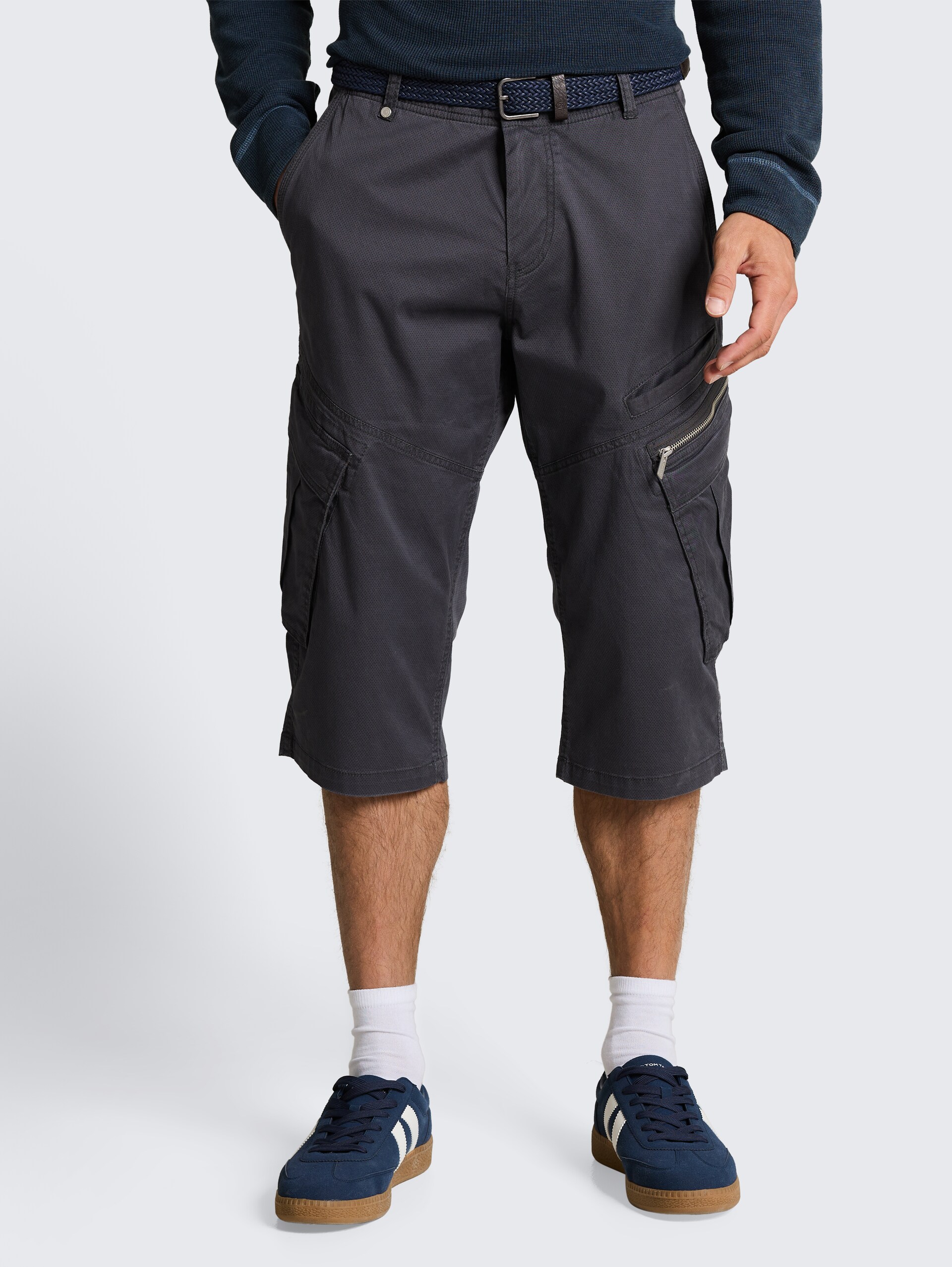 TTMAX REGULAR Overknee Shorts mit Gürtel - grey mini weave print - Ausschnitt Model-Vorderansicht