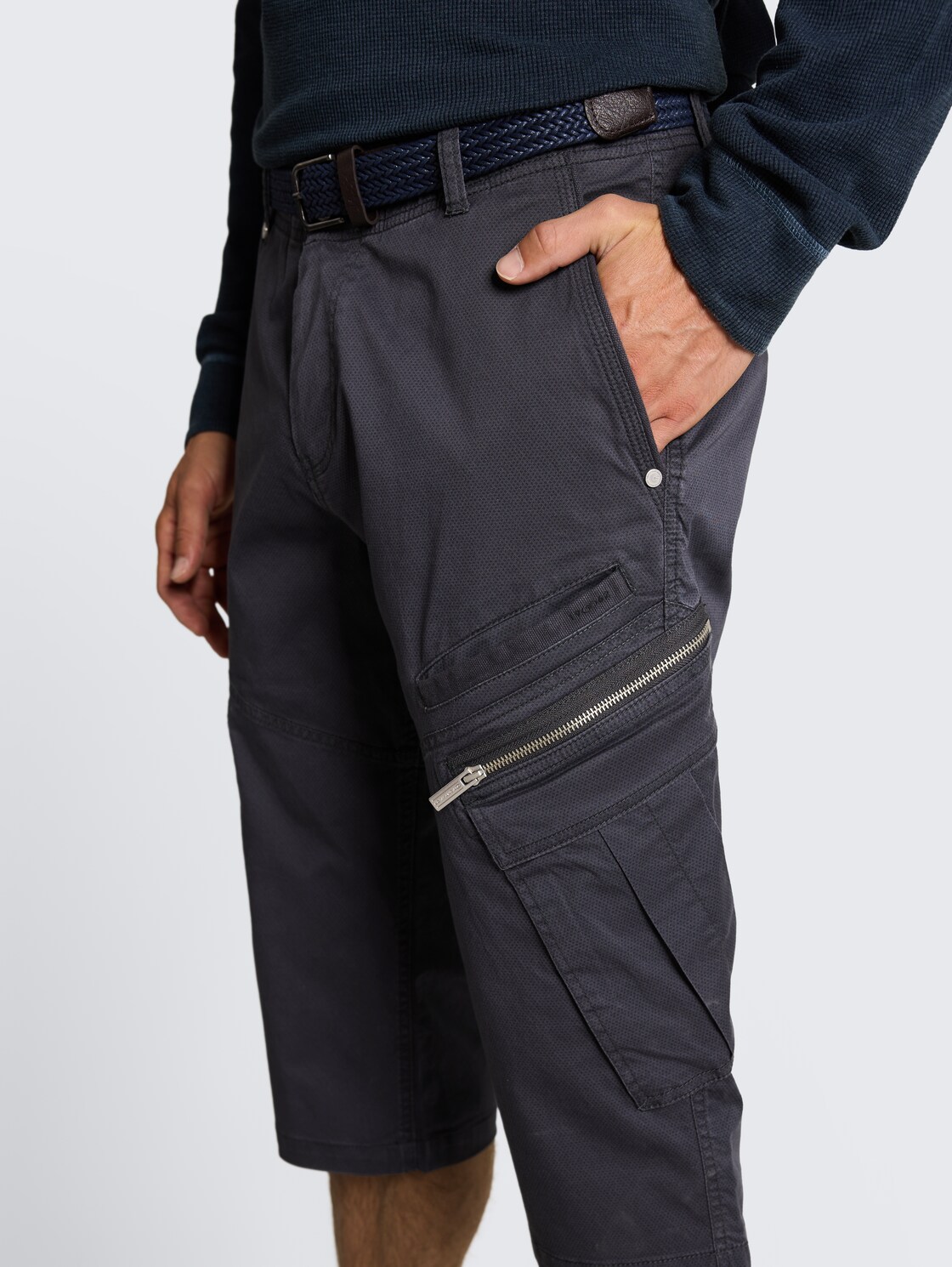 TTMAX REGULAR Overknee Shorts mit Gürtel - grey mini weave print - Detail-Model-Ansicht