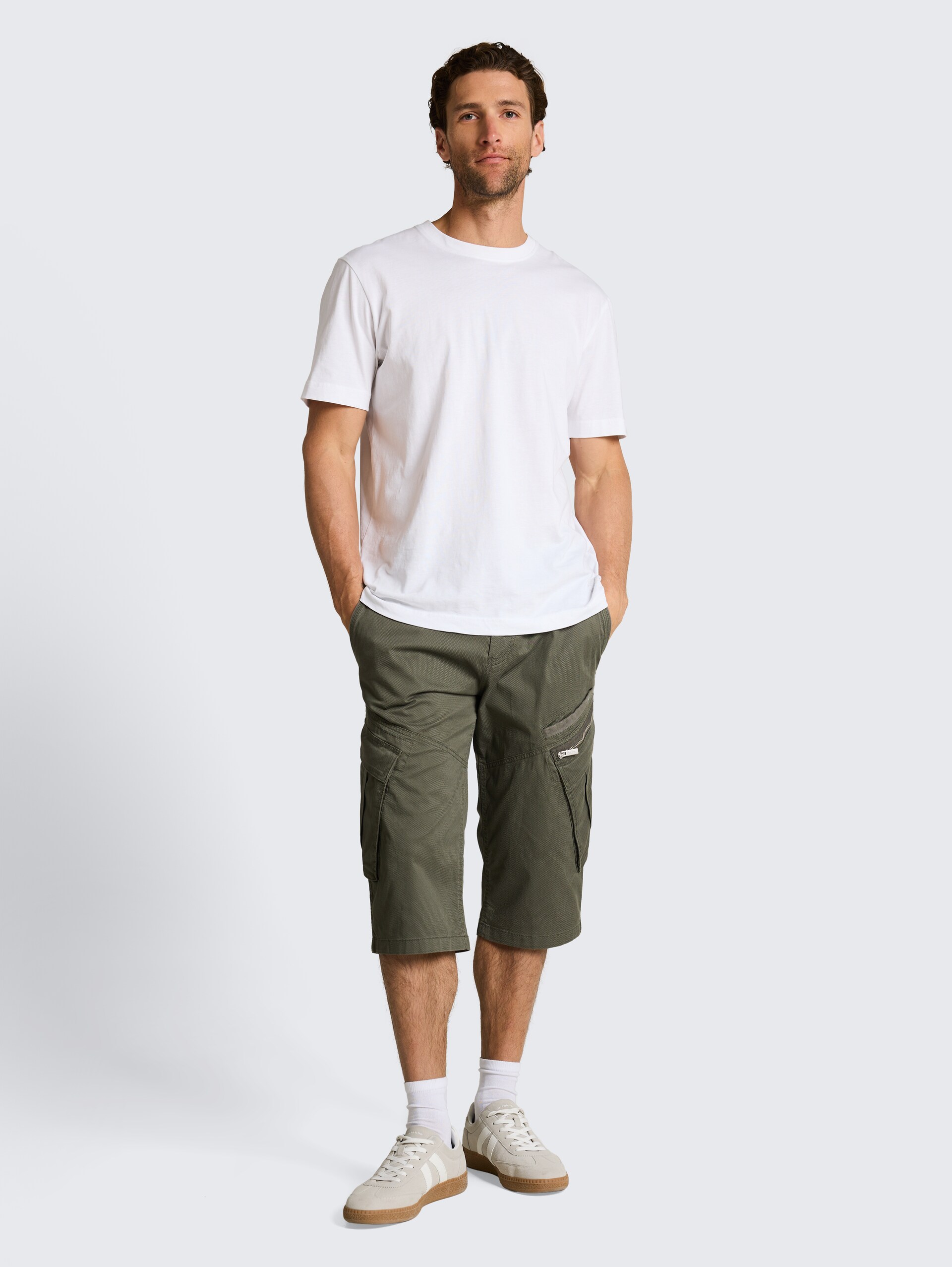 TTMAX REGULAR Overknee Shorts mit Gürtel - khaki mini weave print - Model-Vorderansicht