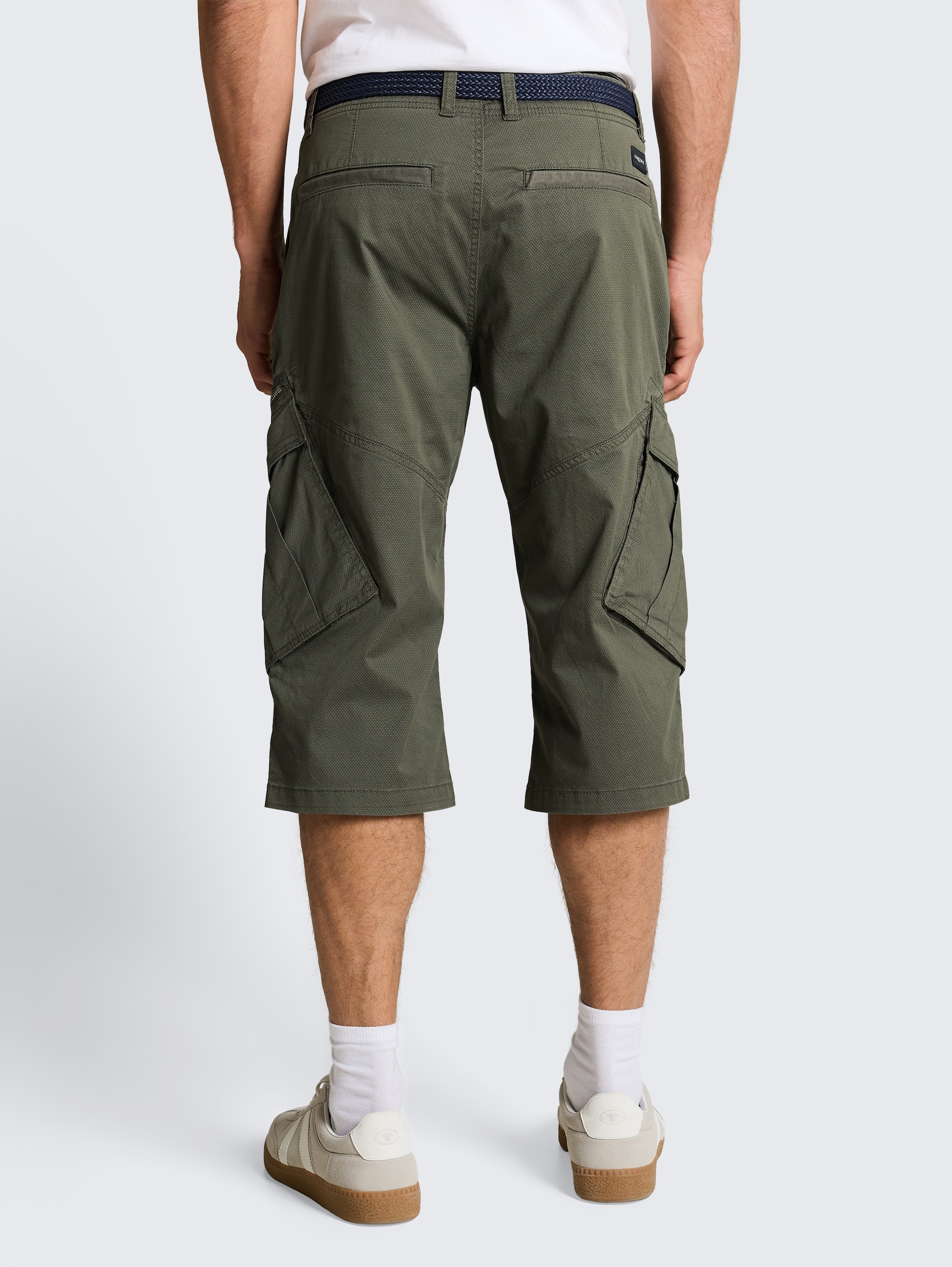 TTMAX REGULAR Overknee Shorts mit Gürtel - khaki mini weave print - Auschnitt Model-Rückansicht