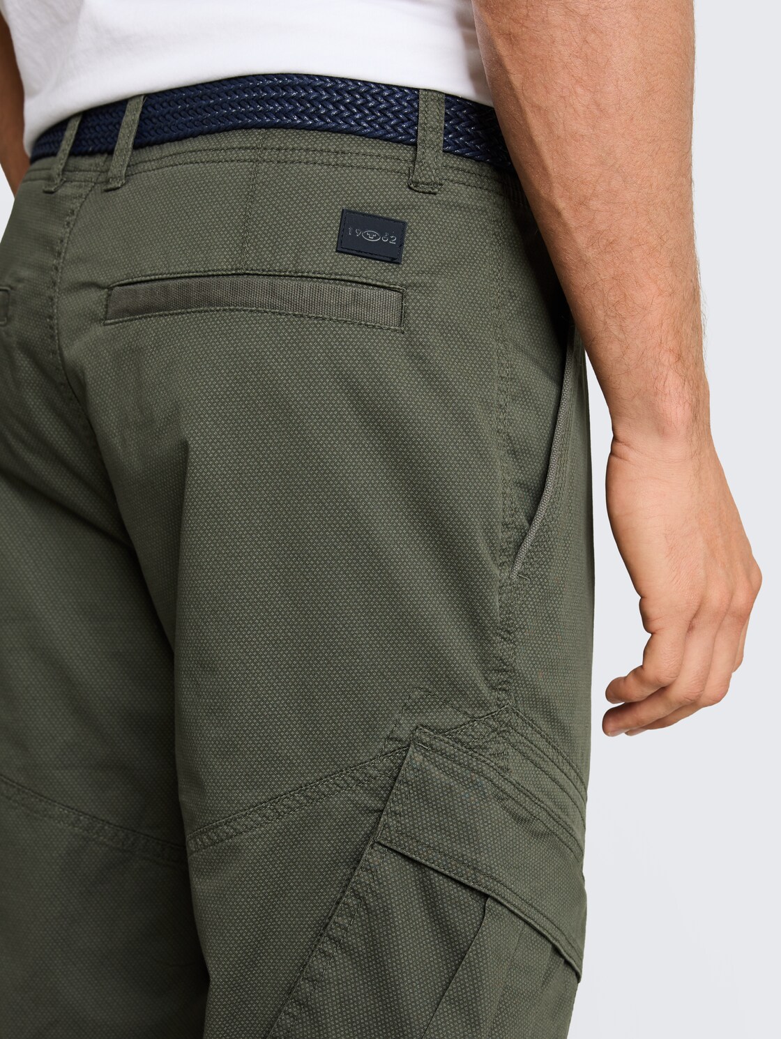 TTMAX REGULAR Overknee Shorts mit Gürtel - khaki mini weave print - Detail-Model-Ansicht