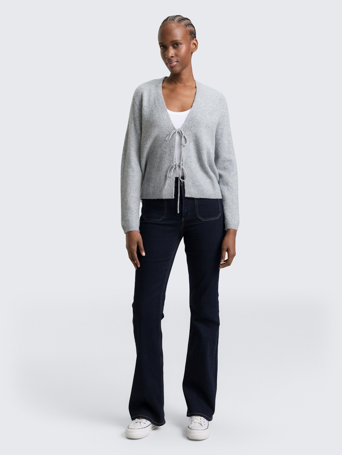 TTAVA FLARED Jeans mit aufgesetzten Taschen - Rinsed Blue Denim - Model-Vorderansicht