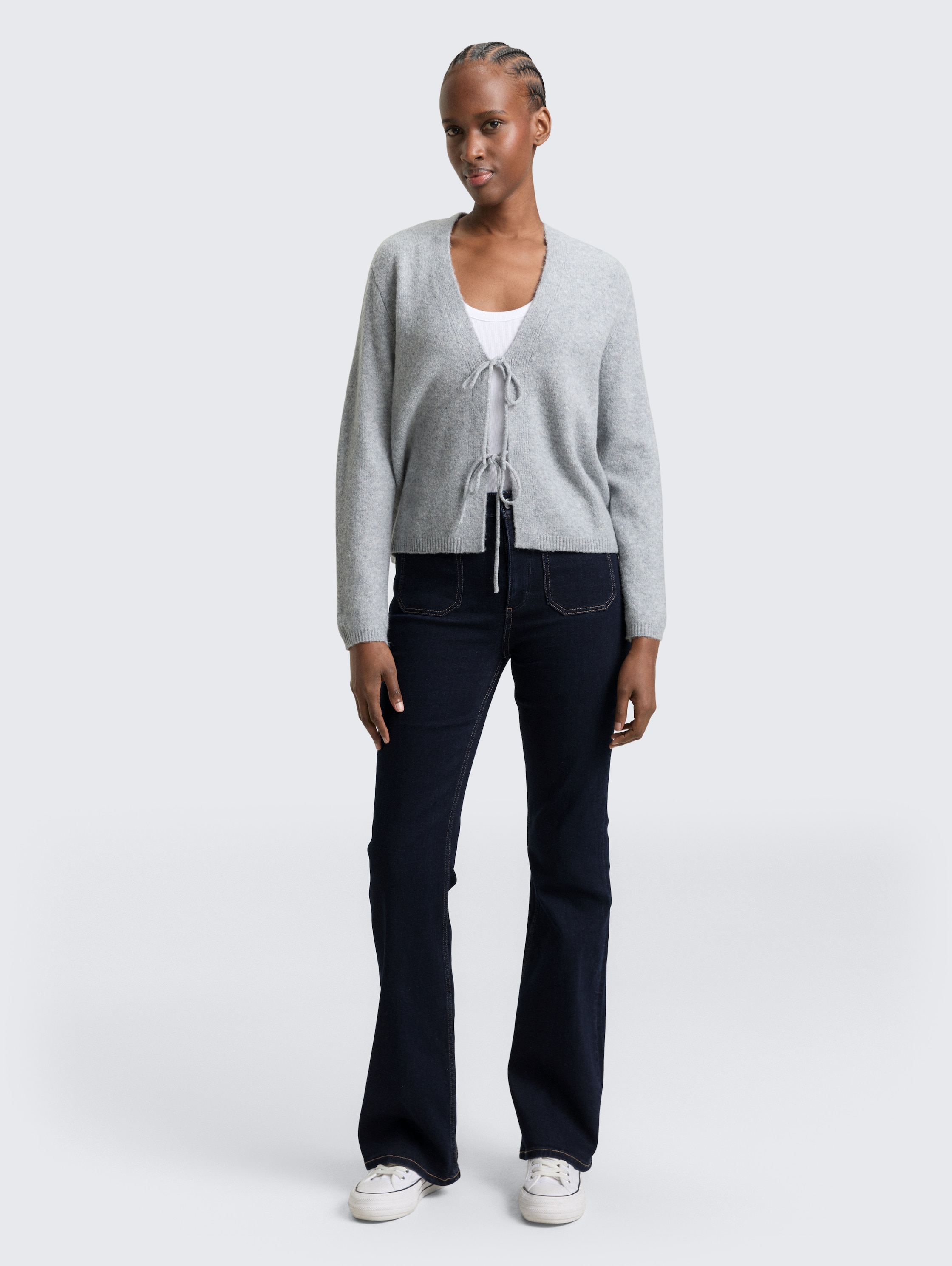 TTAVA FLARED Jeans mit aufgesetzten Taschen - Rinsed Blue Denim - Model-Vorderansicht