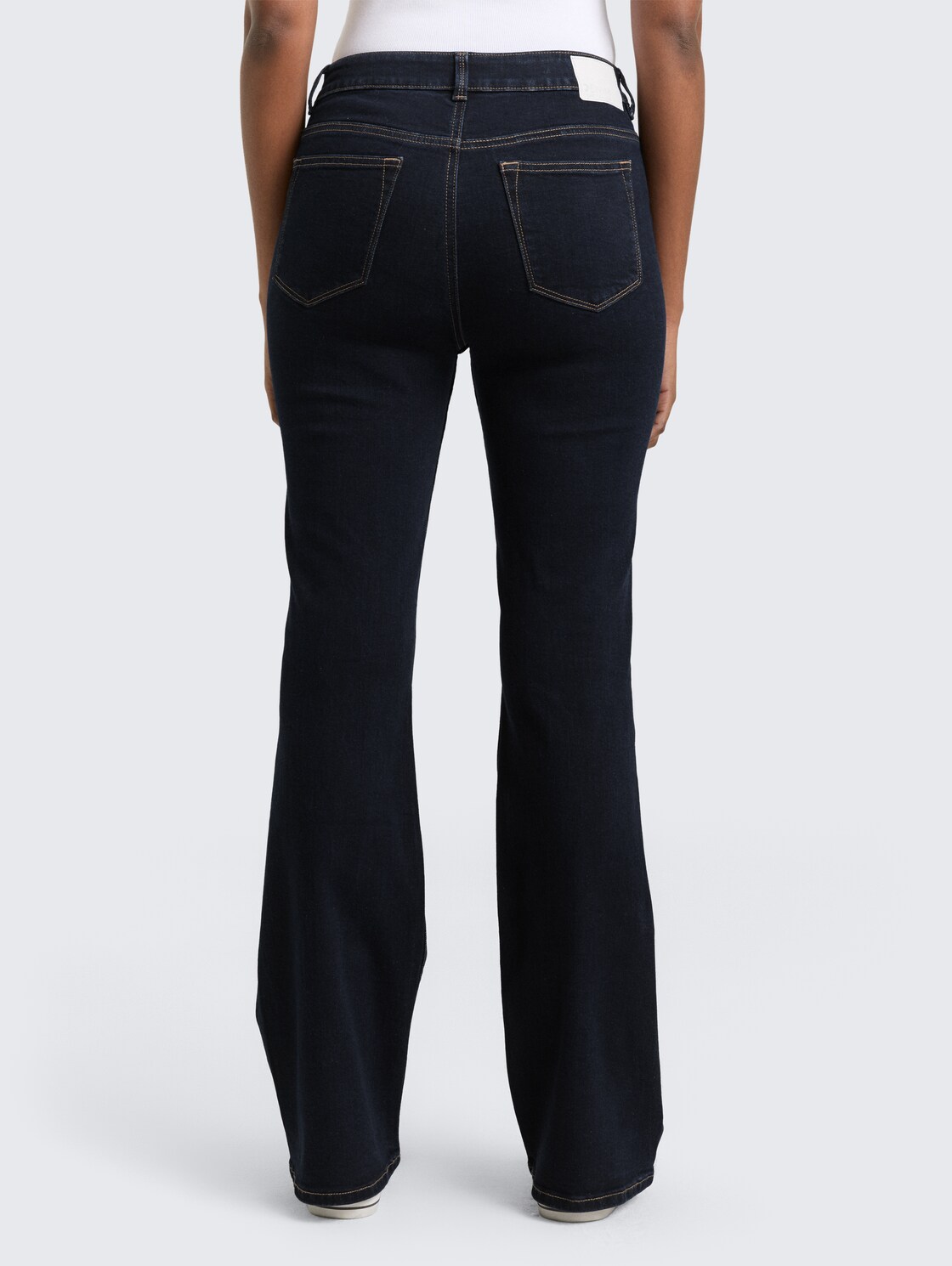 TTAVA FLARED Jeans mit aufgesetzten Taschen - Rinsed Blue Denim - Auschnitt Model-Rückansicht