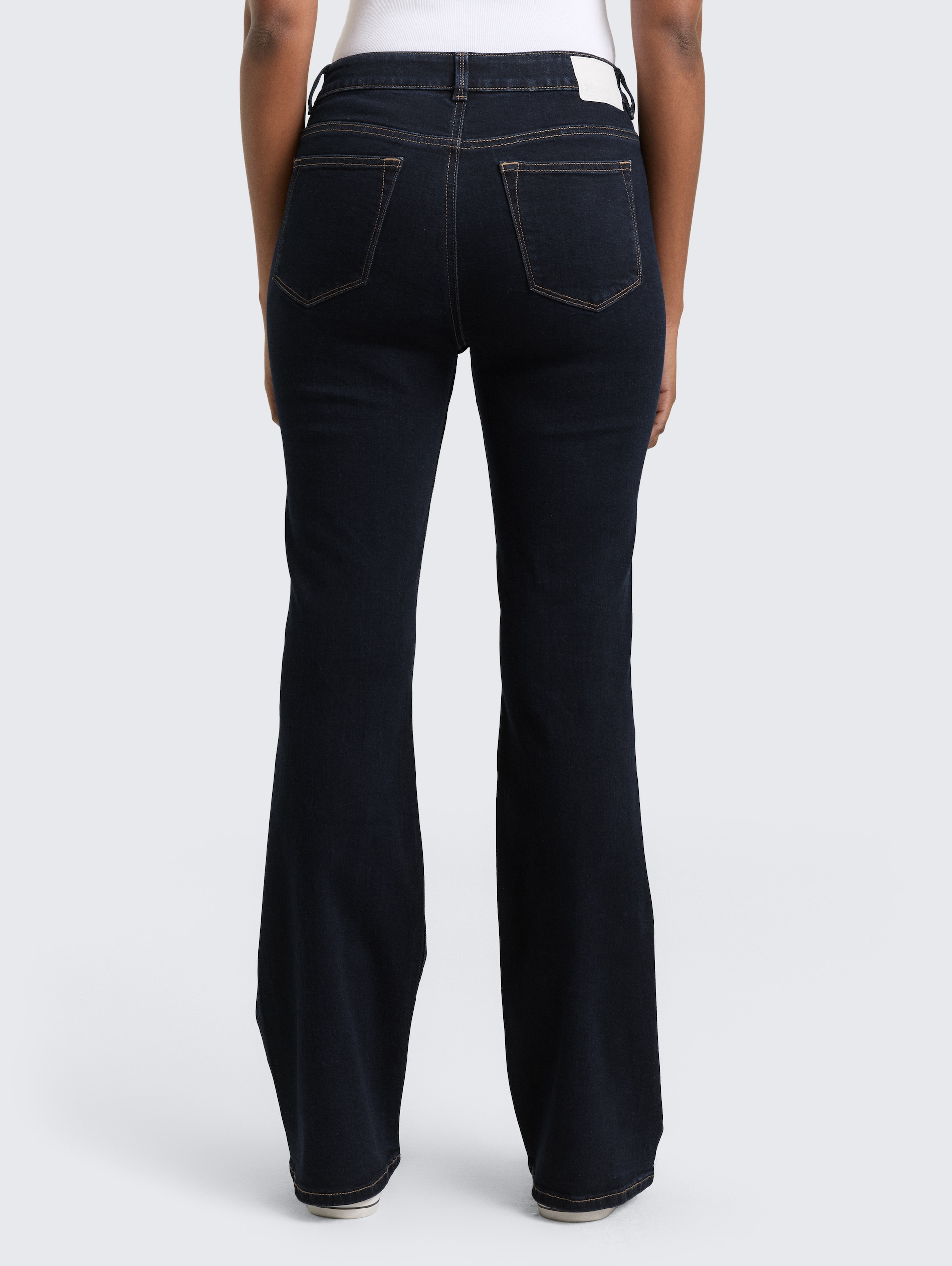 TTAVA FLARED Jeans mit aufgesetzten Taschen - Rinsed Blue Denim - Auschnitt Model-Rückansicht