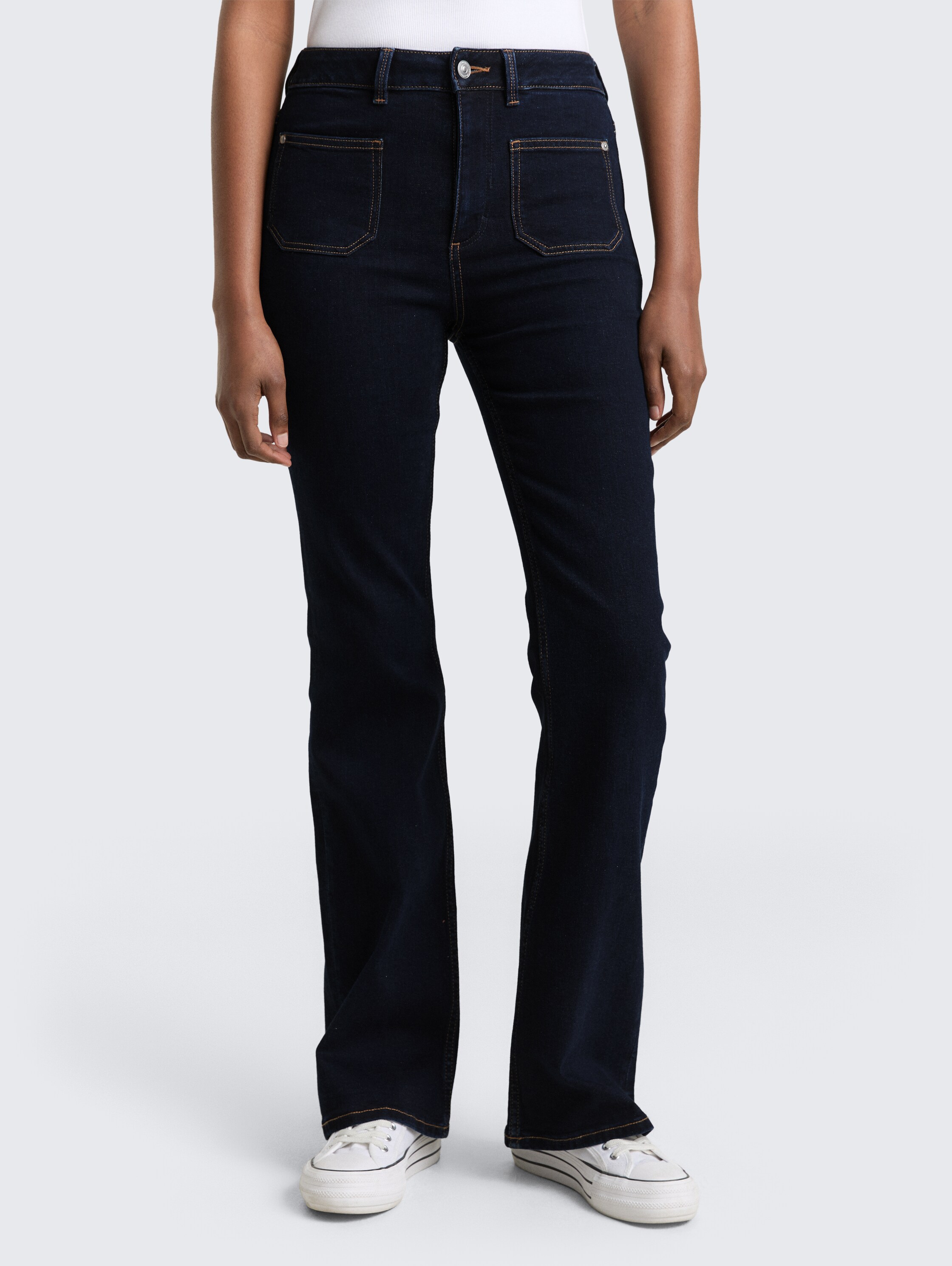 TTAVA FLARED Jeans mit aufgesetzten Taschen - Rinsed Blue Denim - Ausschnitt Model-Vorderansicht