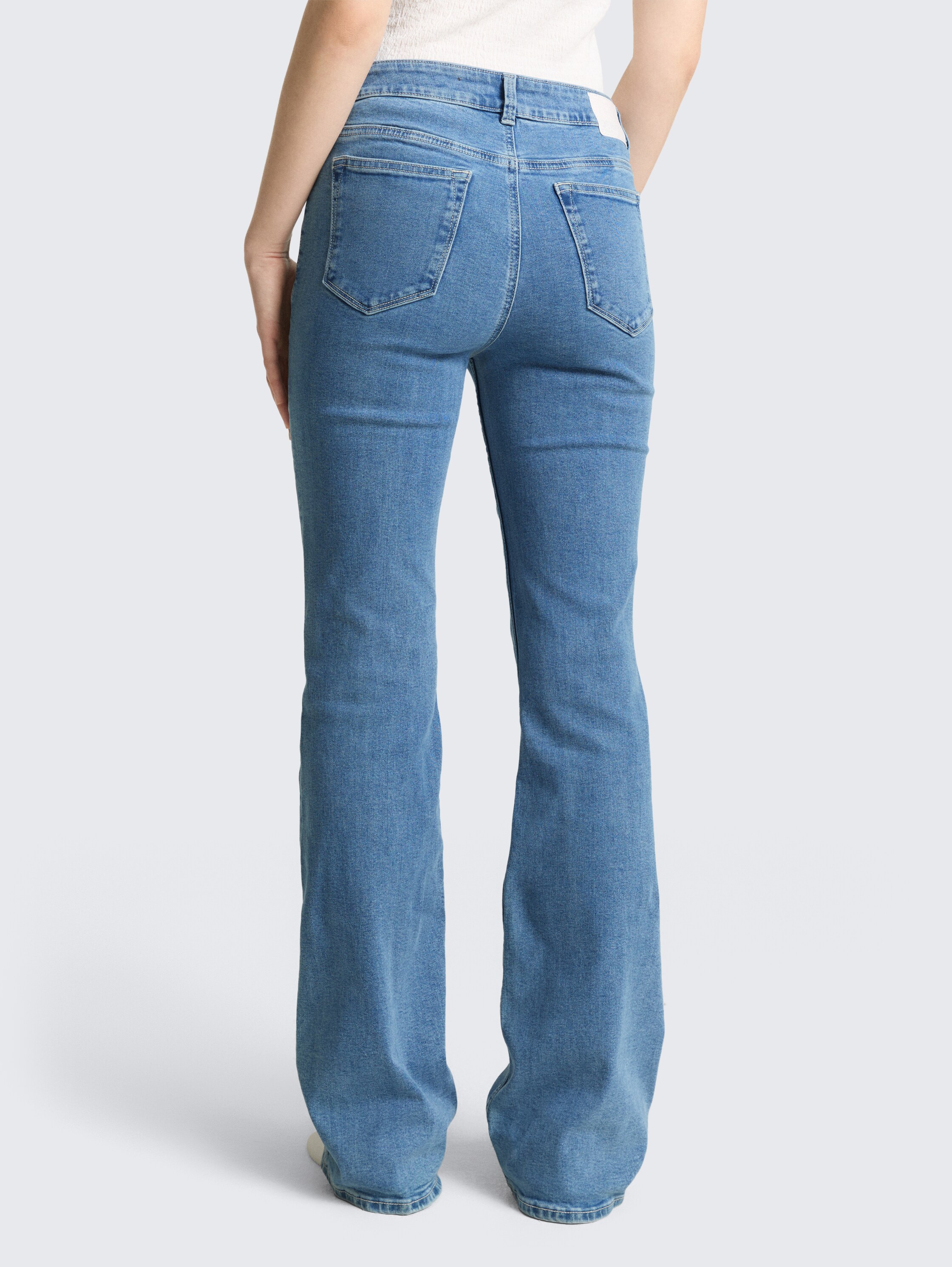 TTAVA FLARED Jeans mit aufgesetzten Taschen - Light Stone Blue Denim - Auschnitt Model-Rückansicht