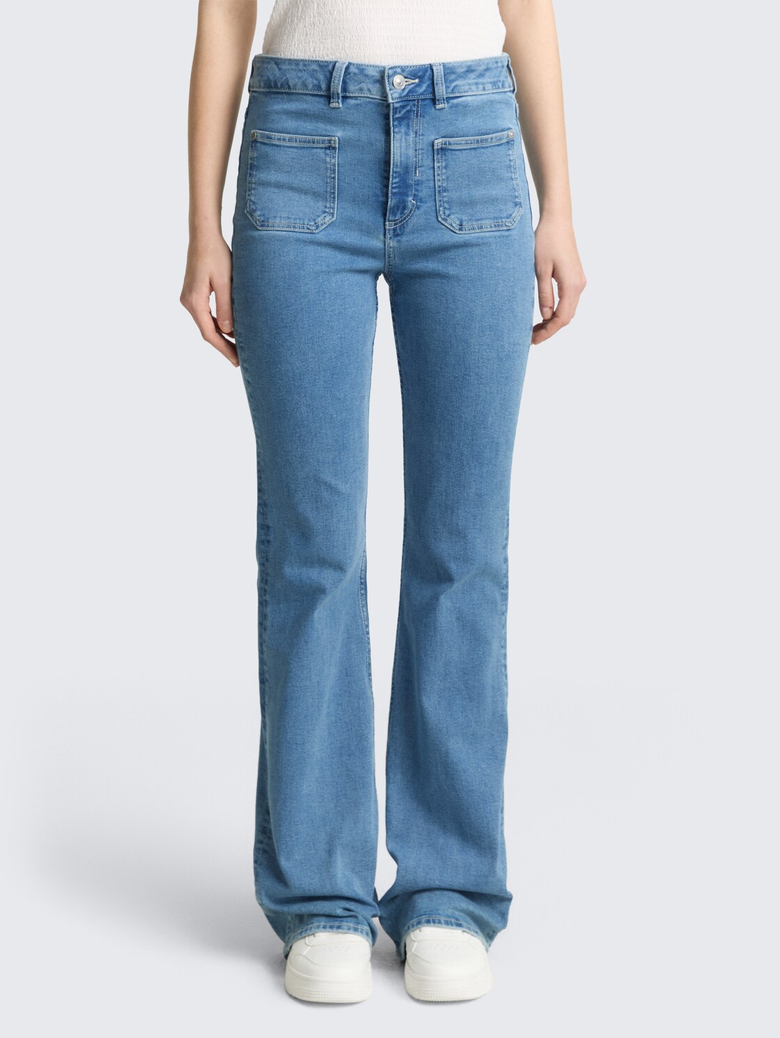 TTAVA FLARED Jeans mit aufgesetzten Taschen - Light Stone Blue Denim - Ausschnitt Model-Vorderansicht