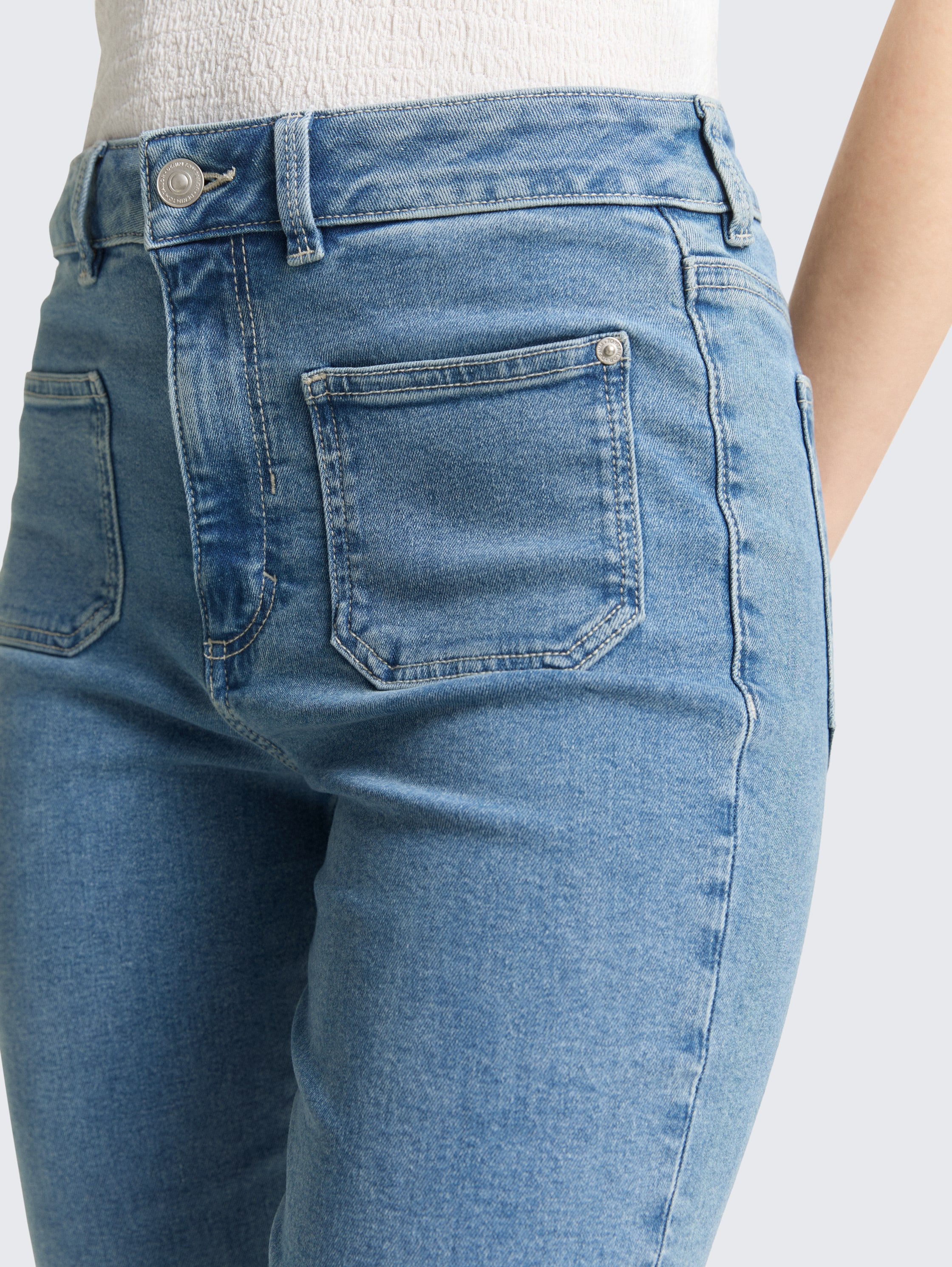 TTAVA FLARED Jeans mit aufgesetzten Taschen - Light Stone Blue Denim - Detail-Model-Ansicht