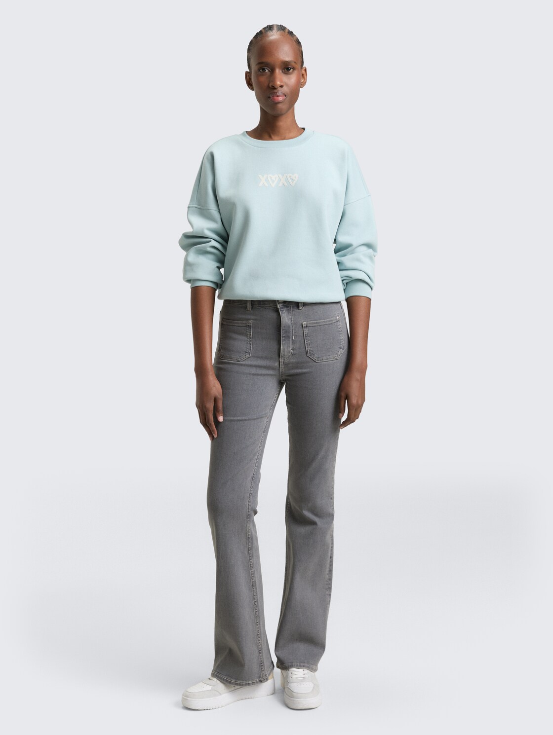 TTAVA FLARED Jeans mit aufgesetzten Taschen - clean light stone grey denim - Model-Vorderansicht