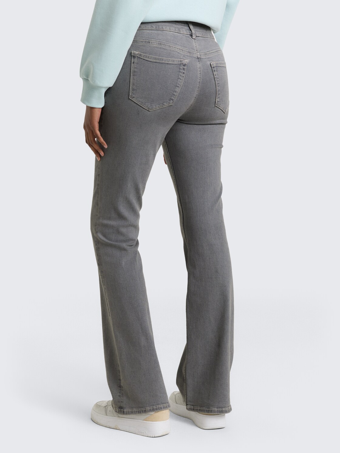 TTAVA FLARED Jeans mit aufgesetzten Taschen - clean light stone grey denim - Auschnitt Model-Rückansicht