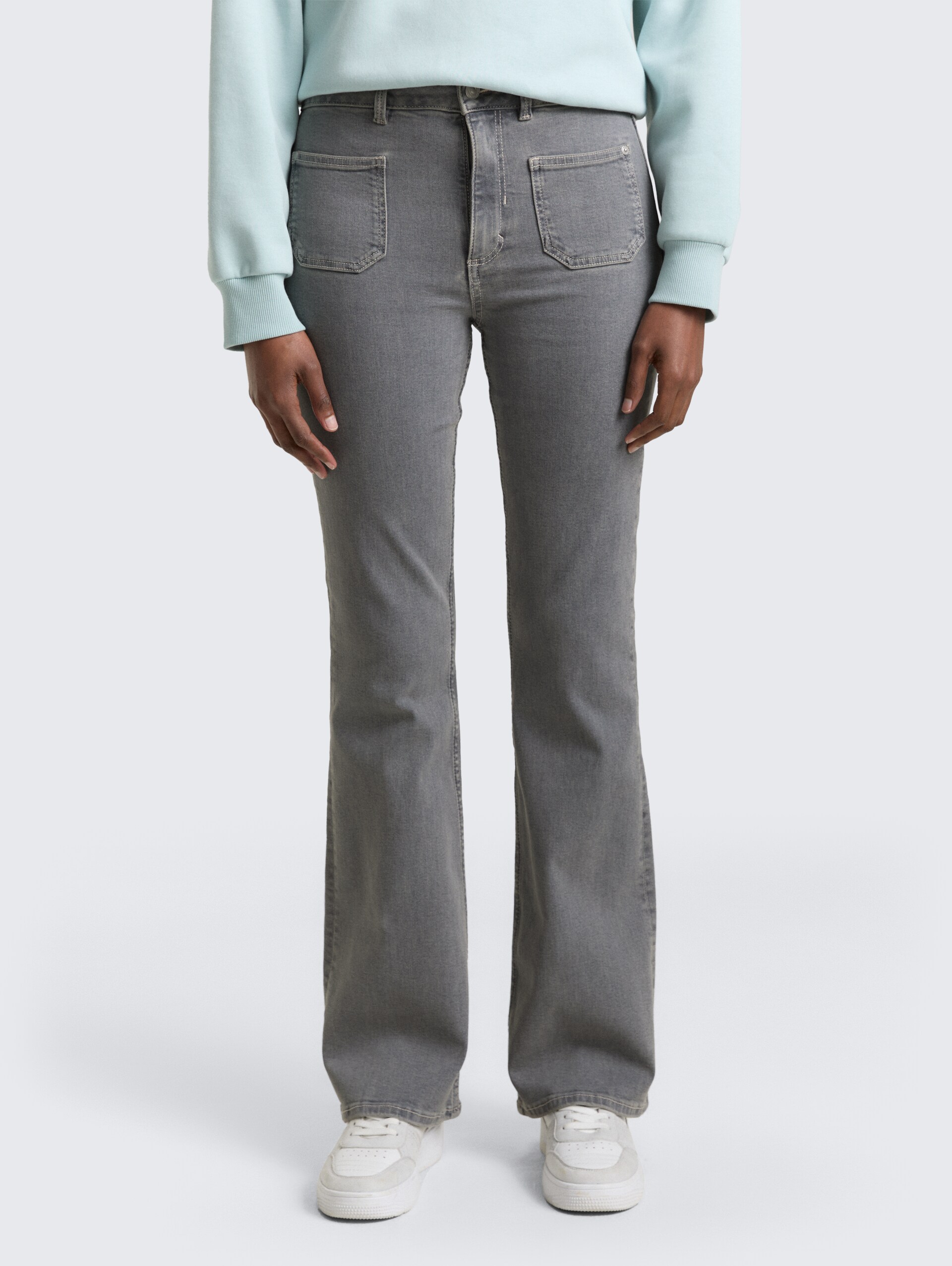 TTAVA FLARED Jeans mit aufgesetzten Taschen - clean light stone grey denim - Ausschnitt Model-Vorderansicht