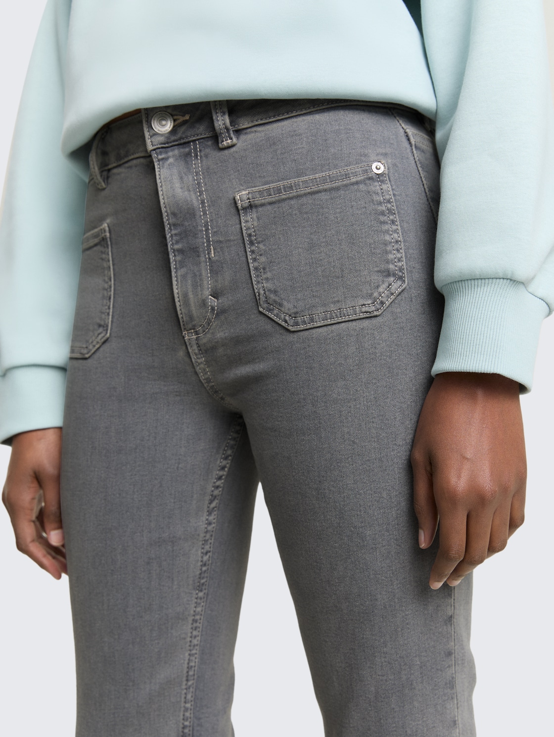 TTAVA FLARED Jeans mit aufgesetzten Taschen - clean light stone grey denim - Detail-Model-Ansicht