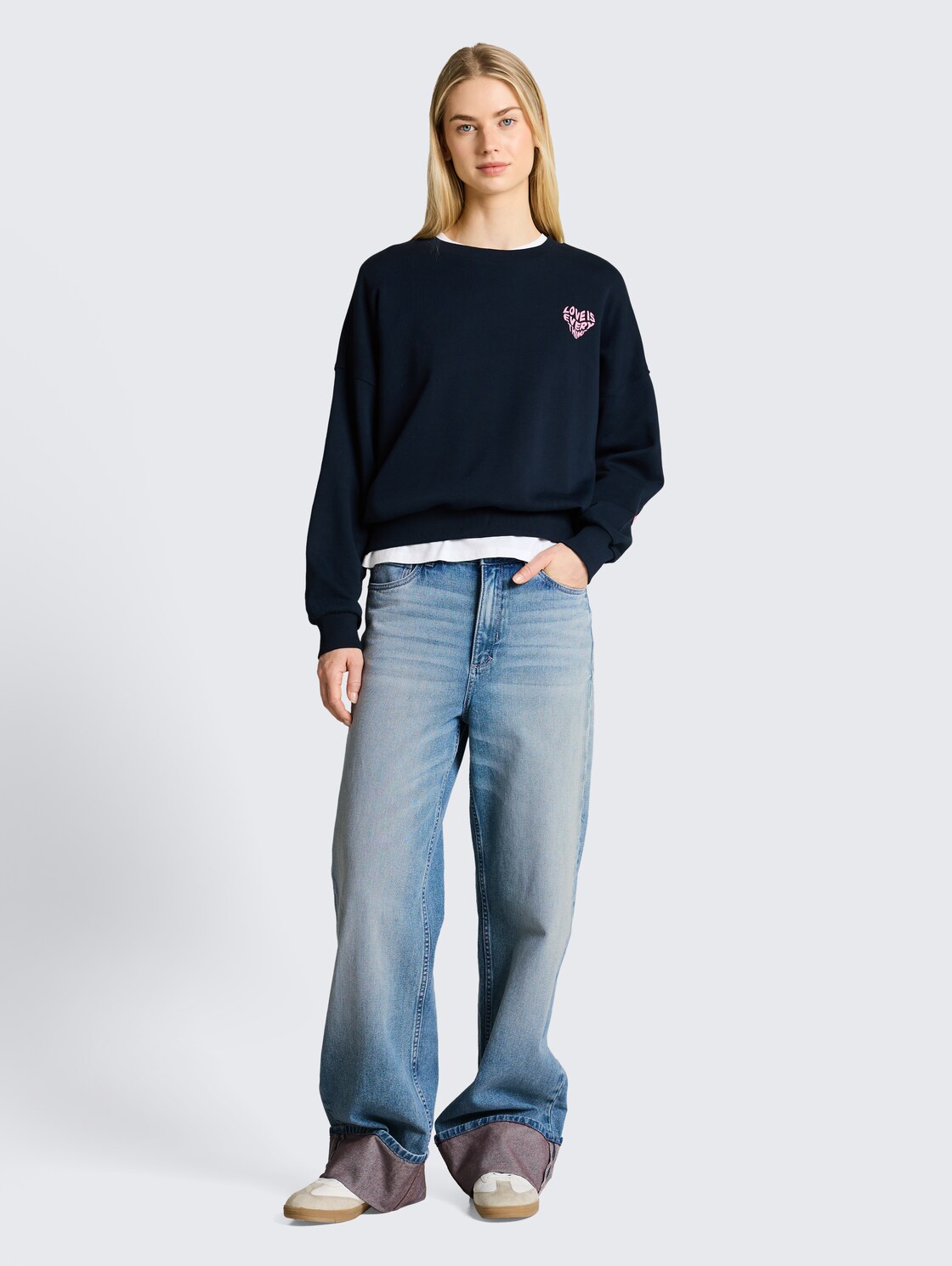 TTLINOU WIDE Jeans mit Turn-Up - Light Stone Blue Denim Tint - Model-Vorderansicht