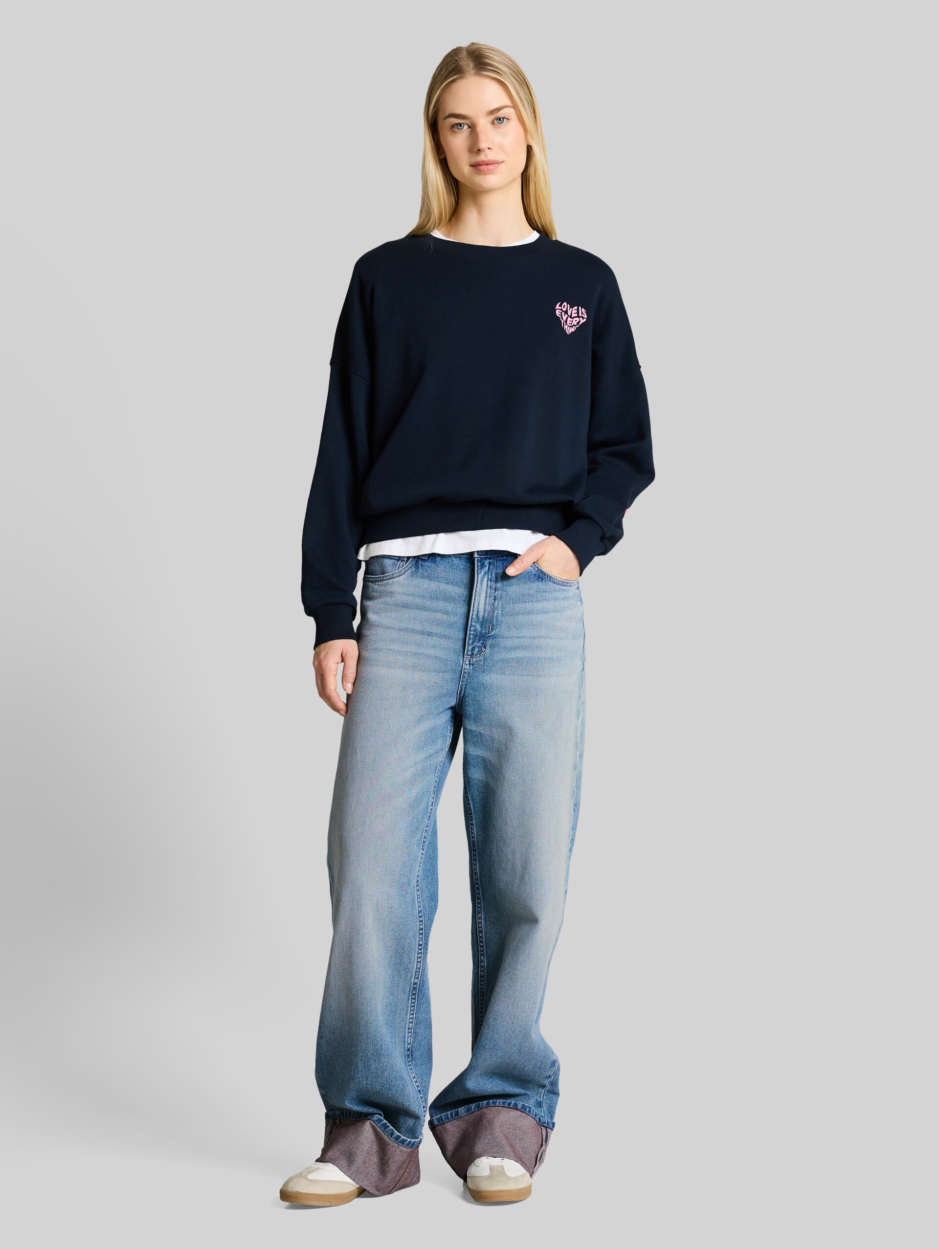 TTLINOU WIDE jeans with turn-ups - Light Stone Blue Denim Tint - Model front view