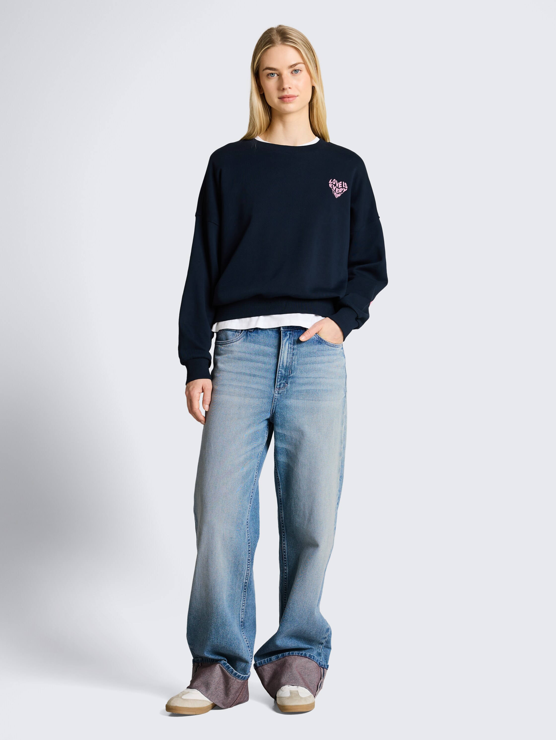 TTLINOU WIDE Jean à revers - Light Stone Blue Denim Tint - Vue de face du modèle