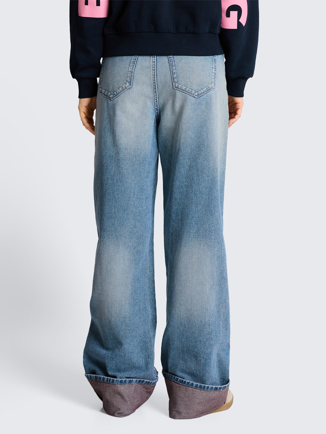 TTLINOU WIDE Jeans mit Turn-Up - Light Stone Blue Denim Tint - Auschnitt Model-Rückansicht