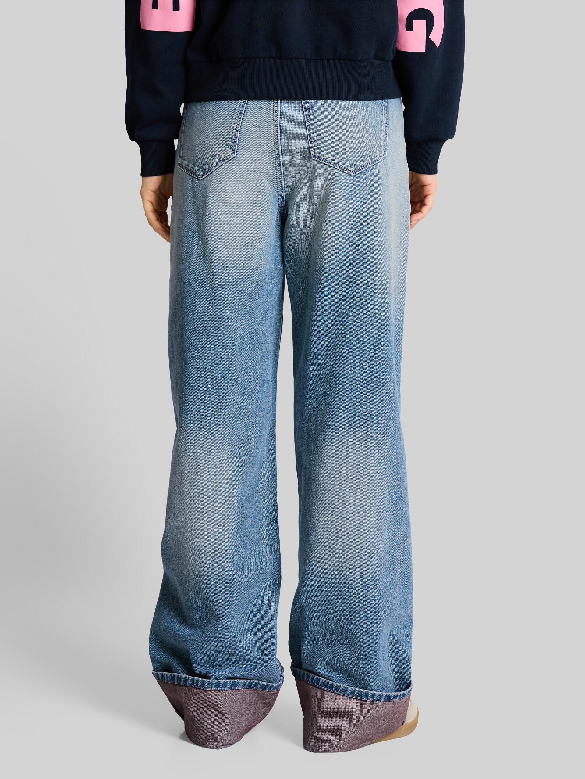 TTLINOU WIDE jeans with turn-ups - Light Stone Blue Denim Tint - Neckline model-back view