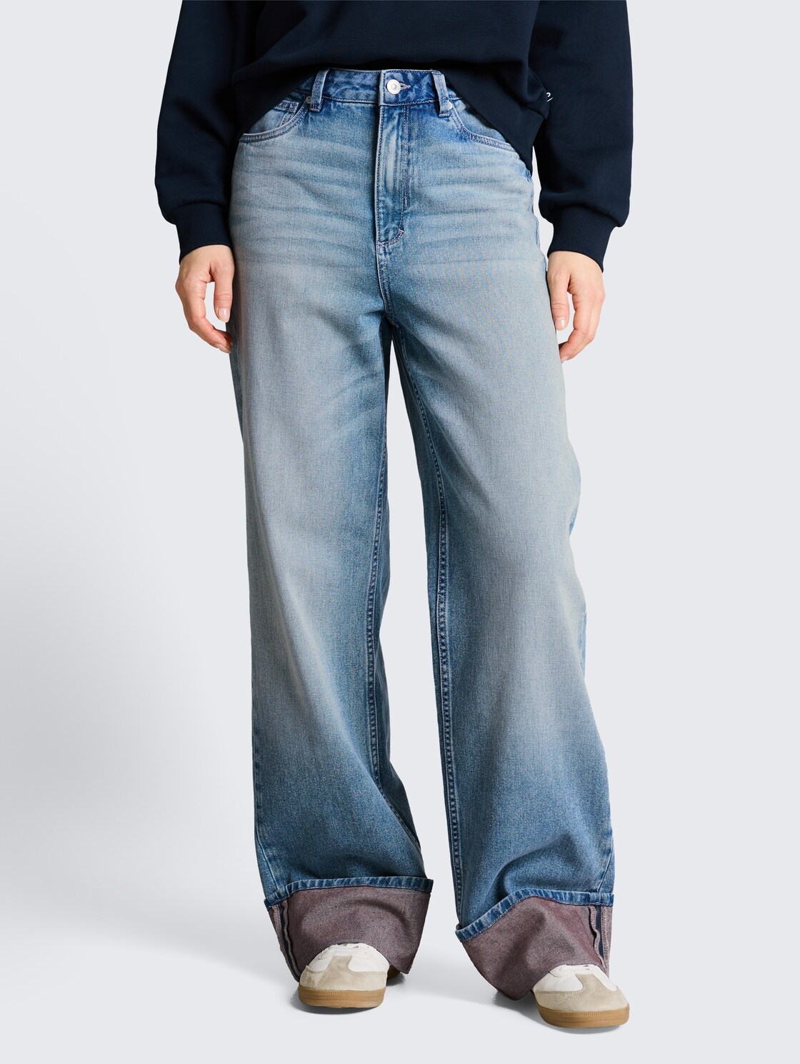 TTLINOU WIDE Jeans mit Turn-Up - Light Stone Blue Denim Tint - Ausschnitt Model-Vorderansicht