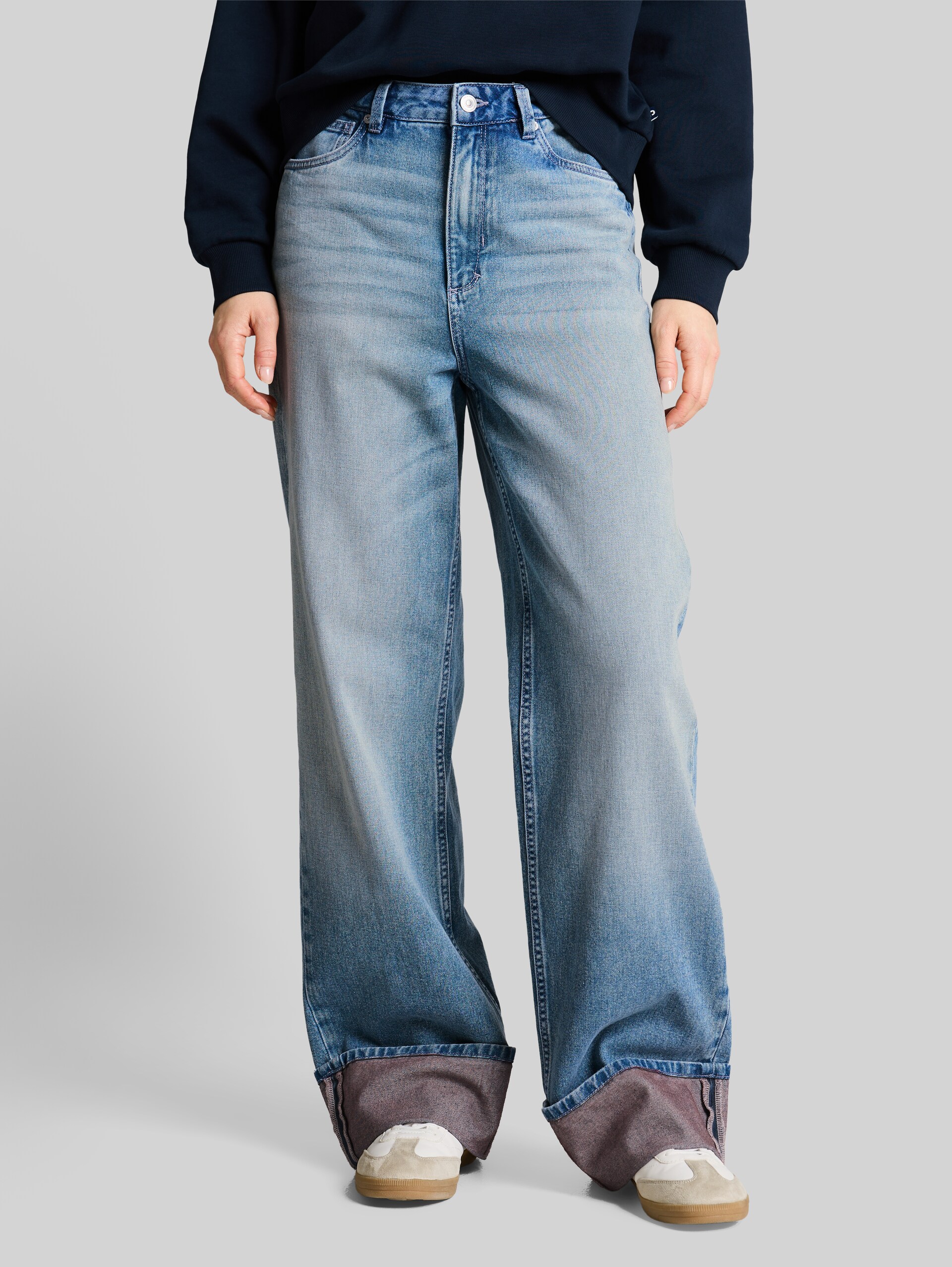 TTLINOU WIDE jeans with turn-ups - Light Stone Blue Denim Tint - Neckline model front view