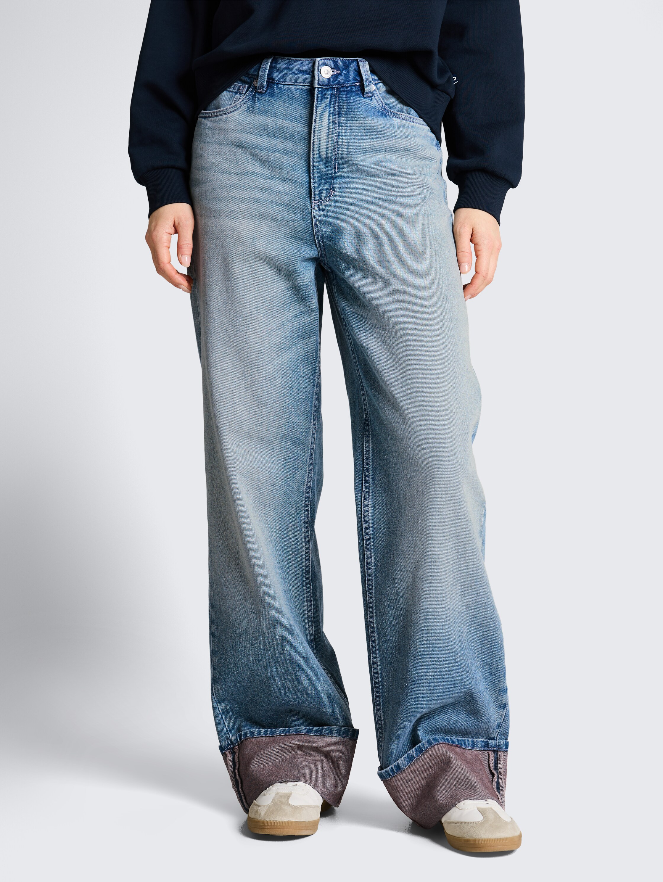 TTLINOU WIDE Jean à revers - Light Stone Blue Denim Tint - Découpe Vue de face du modèle