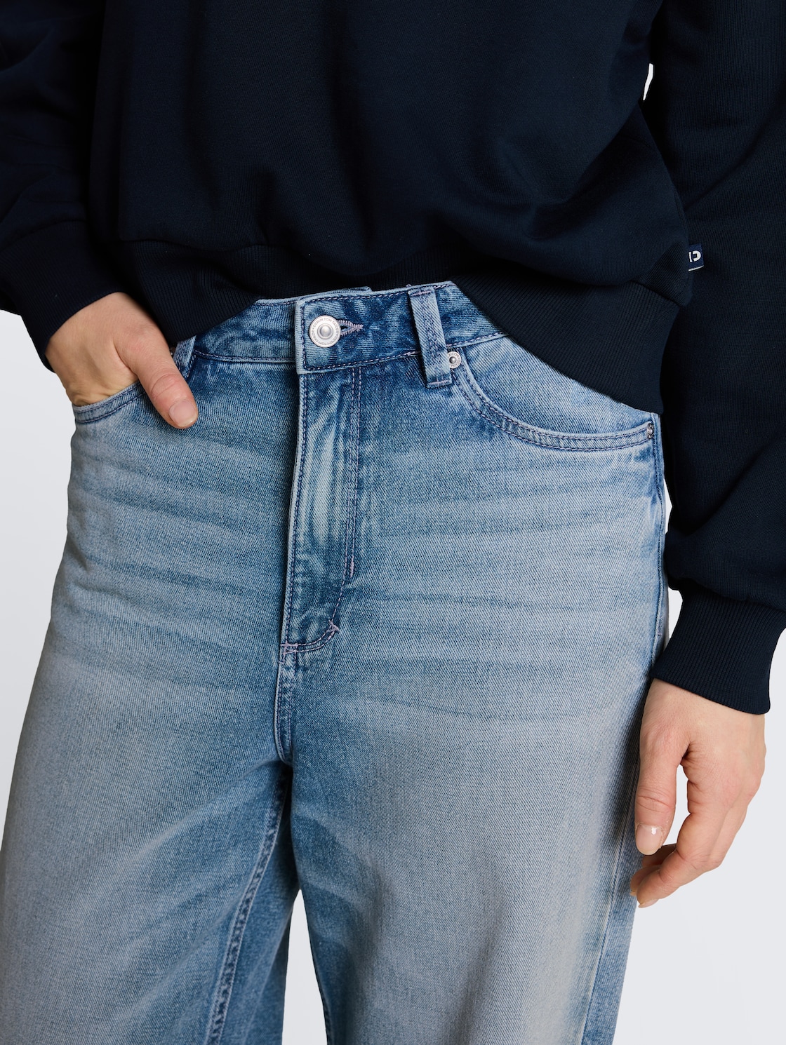 TTLINOU WIDE Jeans mit Turn-Up - Light Stone Blue Denim Tint - Detail-Model-Ansicht