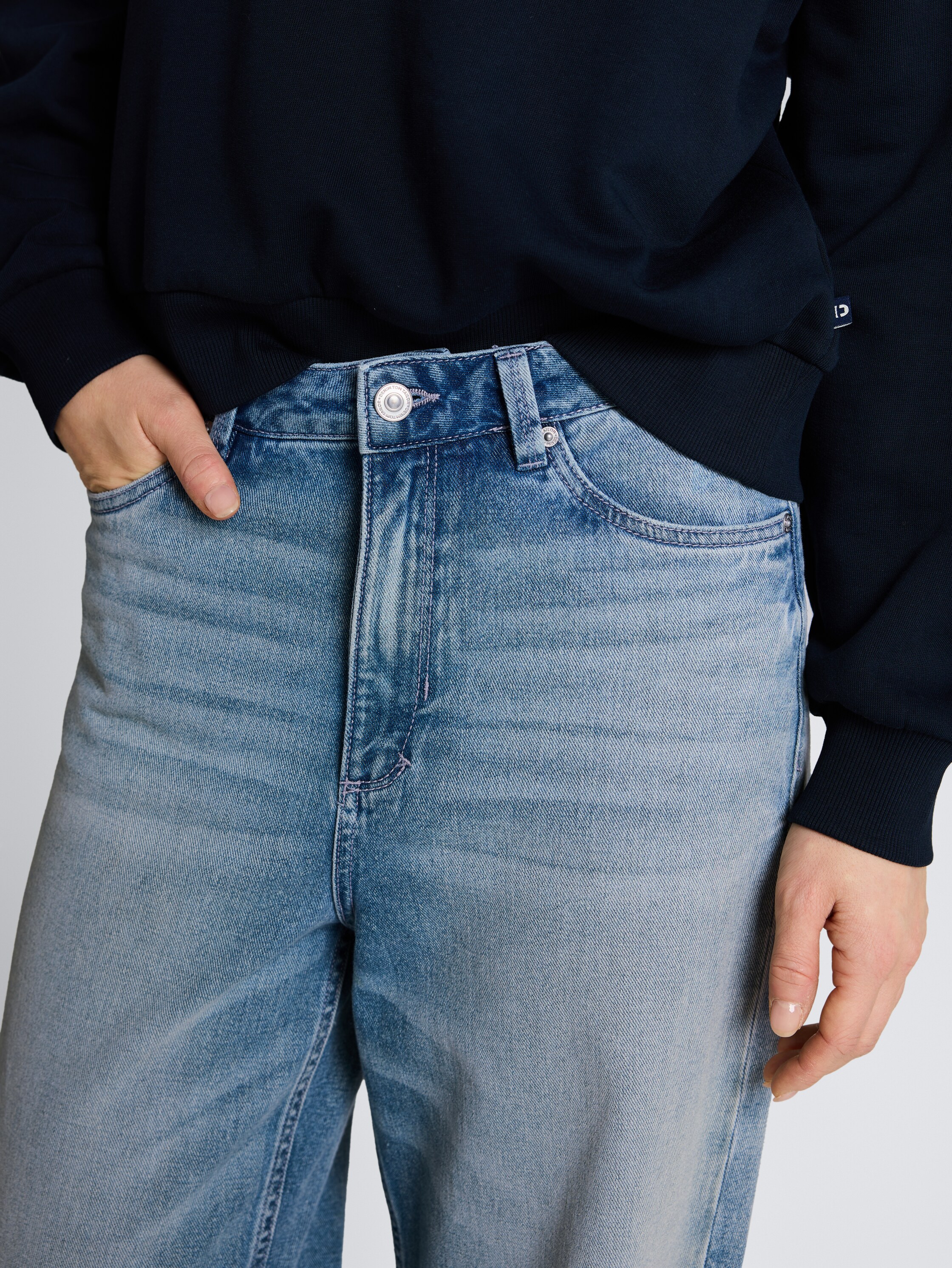 TTLINOU WIDE Jean à revers - Light Stone Blue Denim Tint - Vue détaillée du modèle